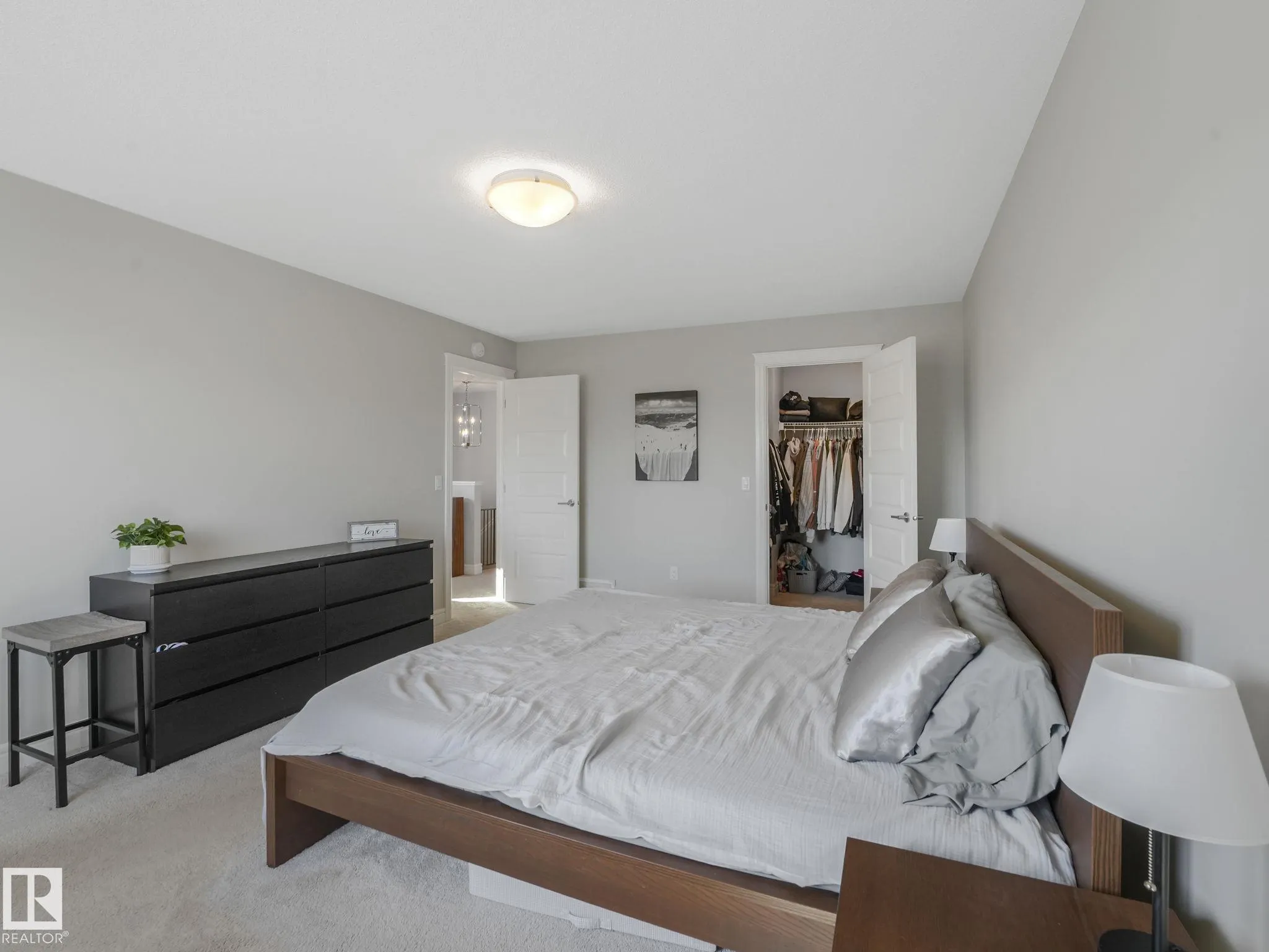 3881 ROBINS Crescent