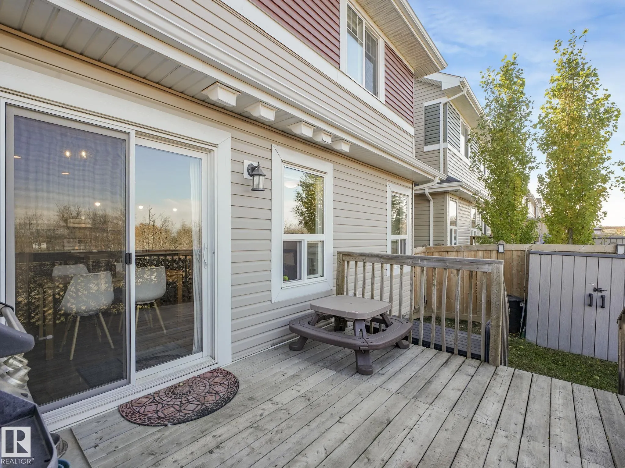 3881 ROBINS Crescent