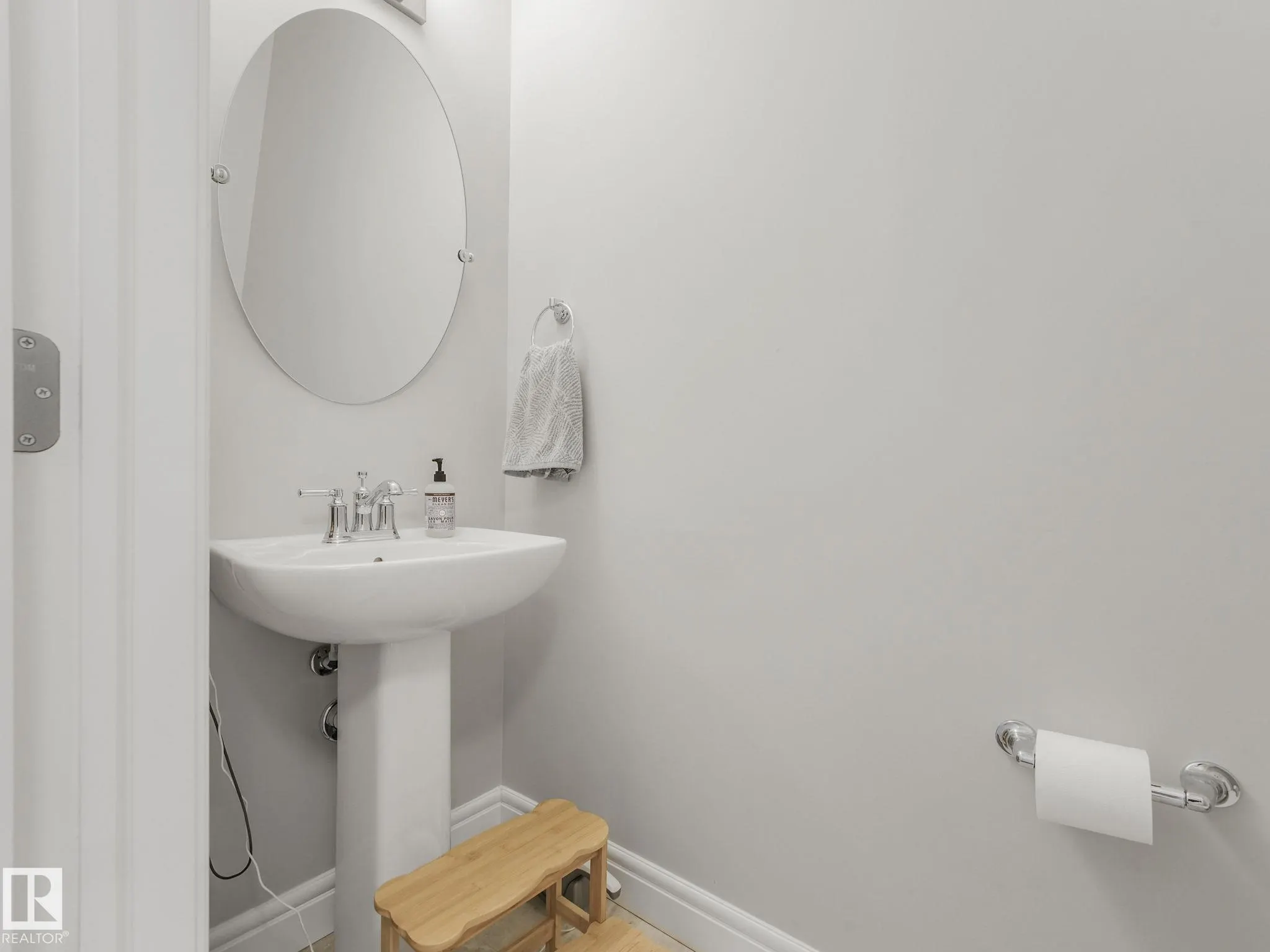 3881 ROBINS Crescent