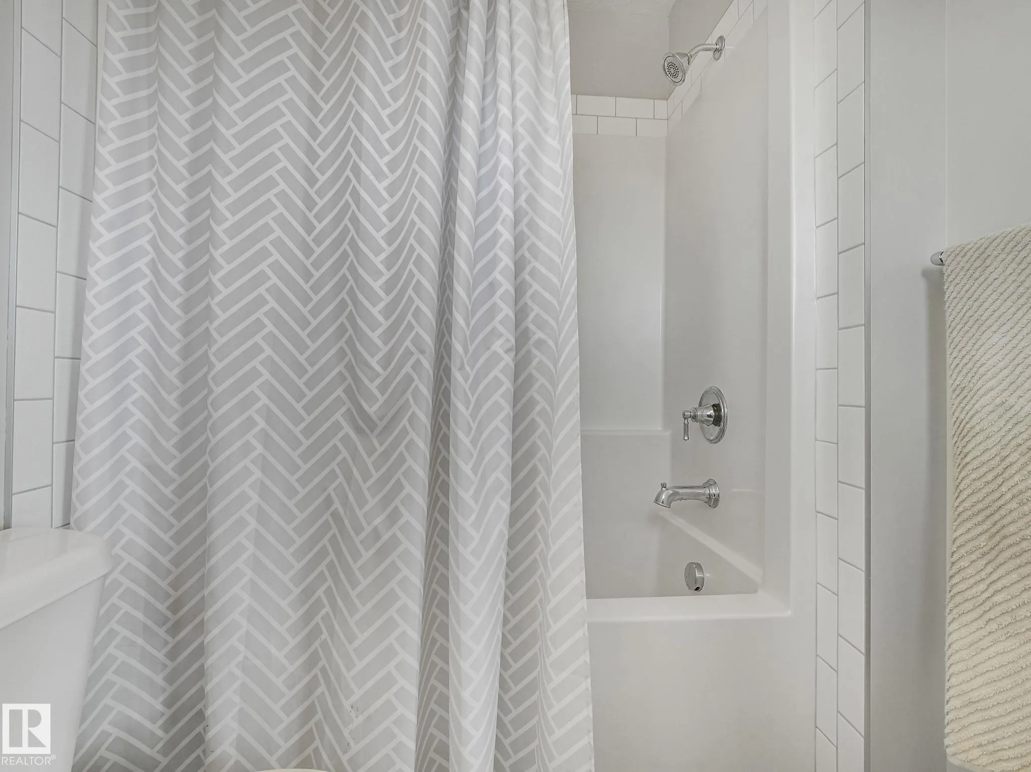 3881 ROBINS Crescent