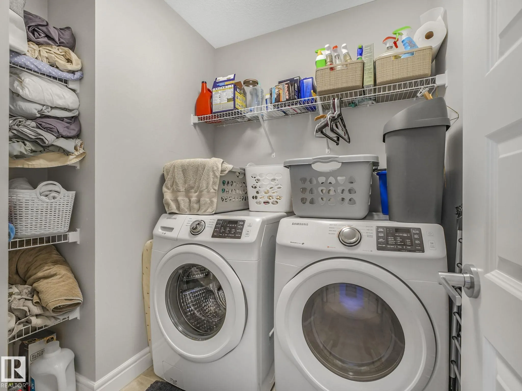 3881 ROBINS Crescent