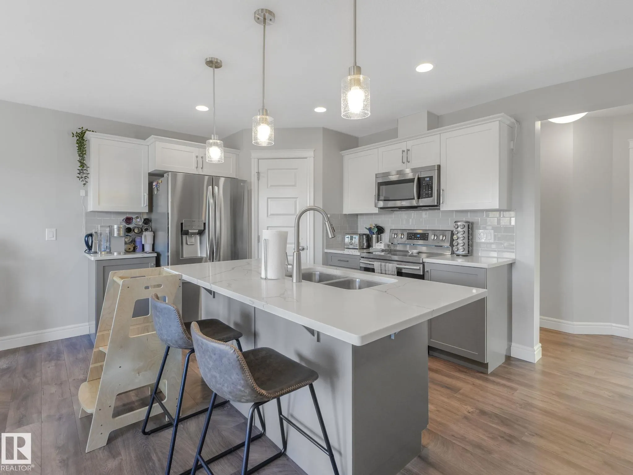 3881 ROBINS Crescent