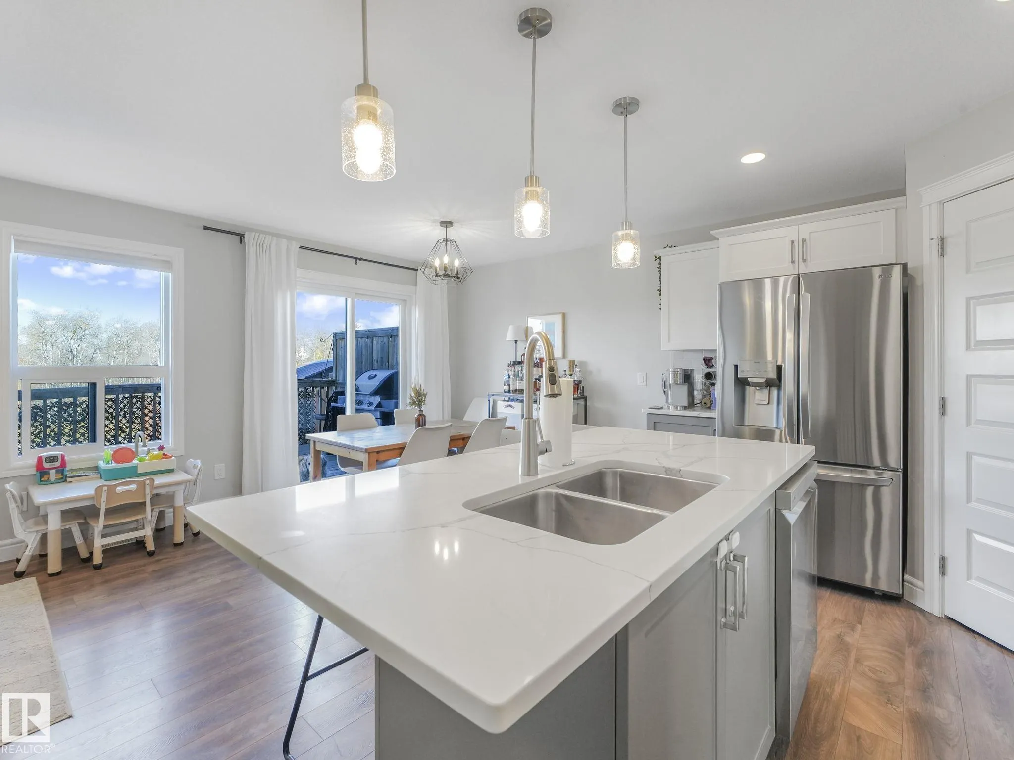 3881 ROBINS Crescent