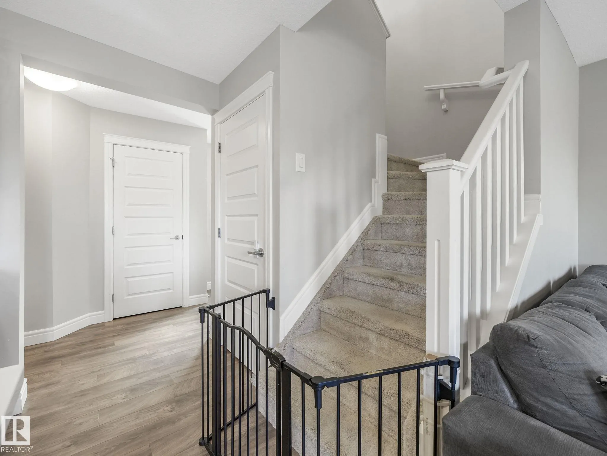 3881 ROBINS Crescent