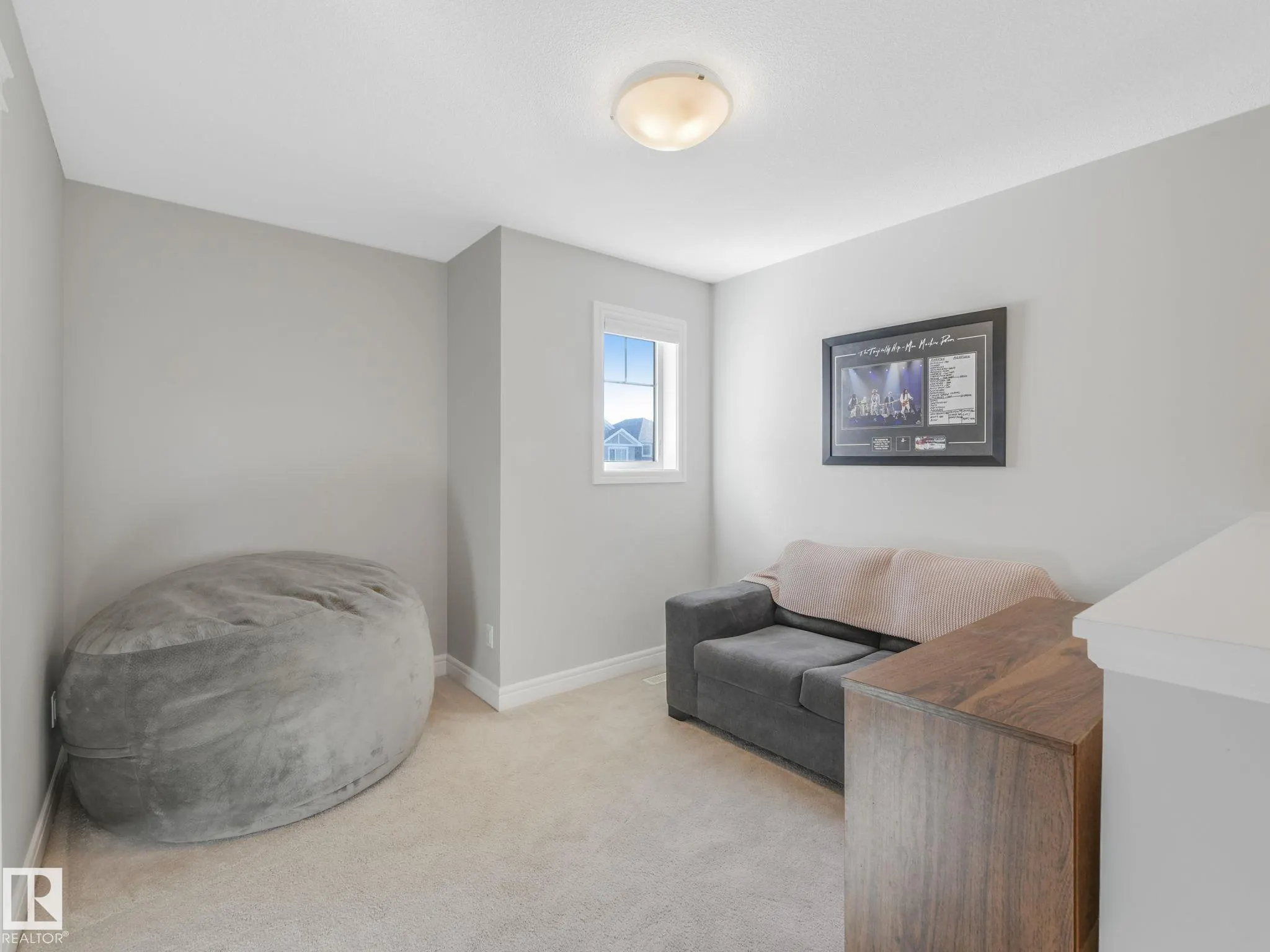 3881 ROBINS Crescent