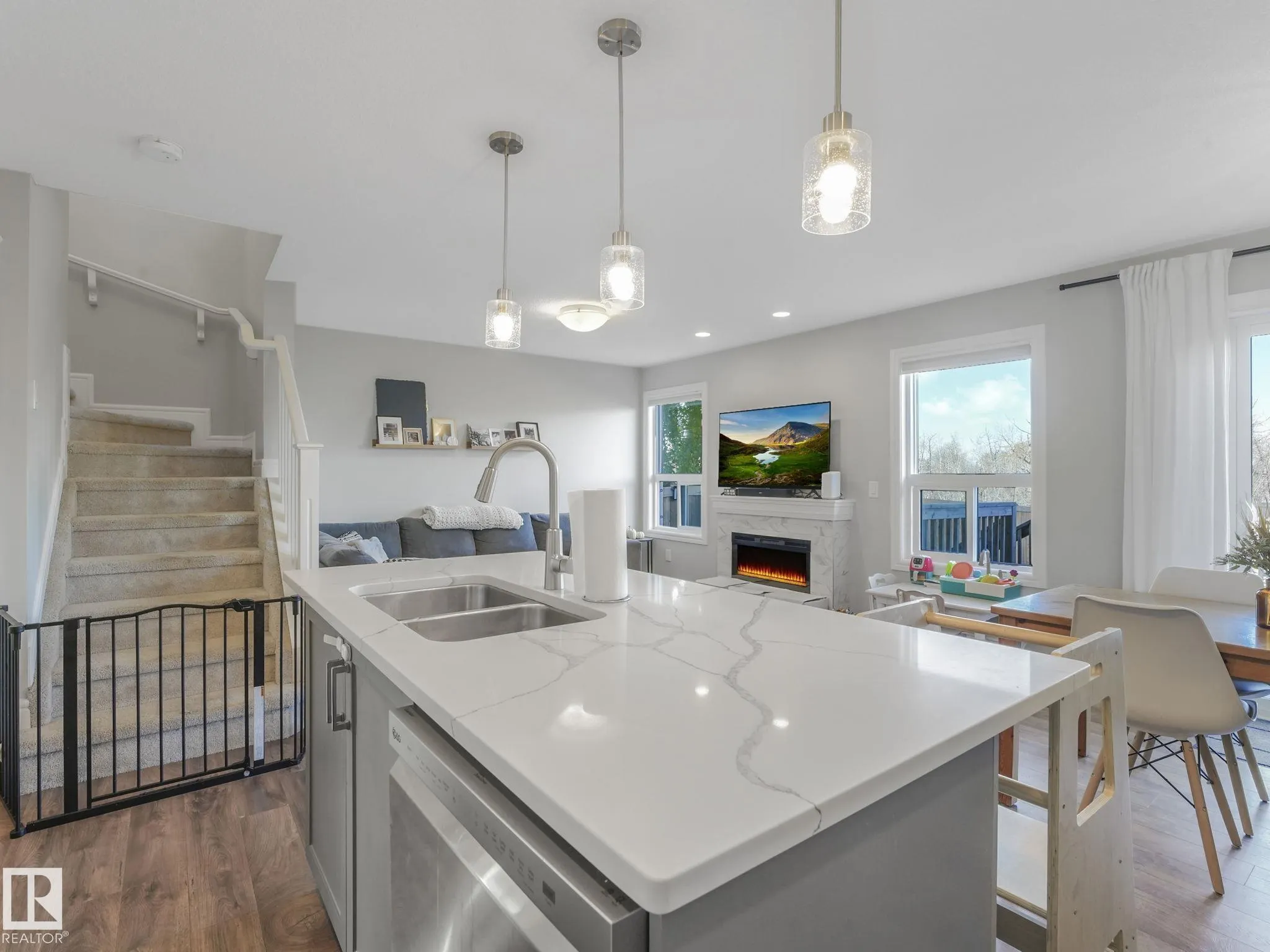 3881 ROBINS Crescent