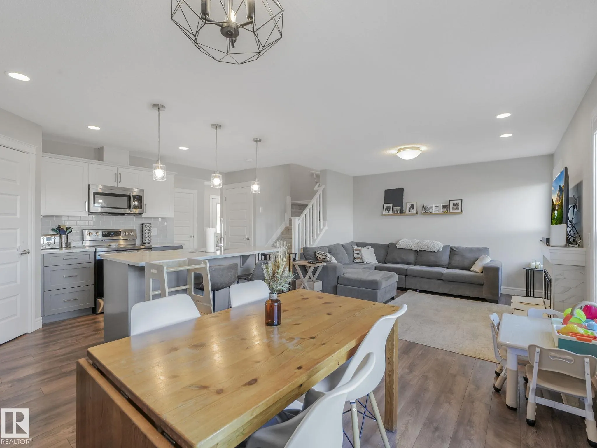 3881 ROBINS Crescent