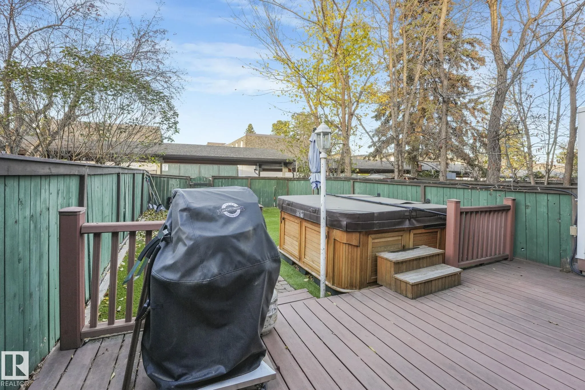 121 VILLAGE ON THE GREEN Green