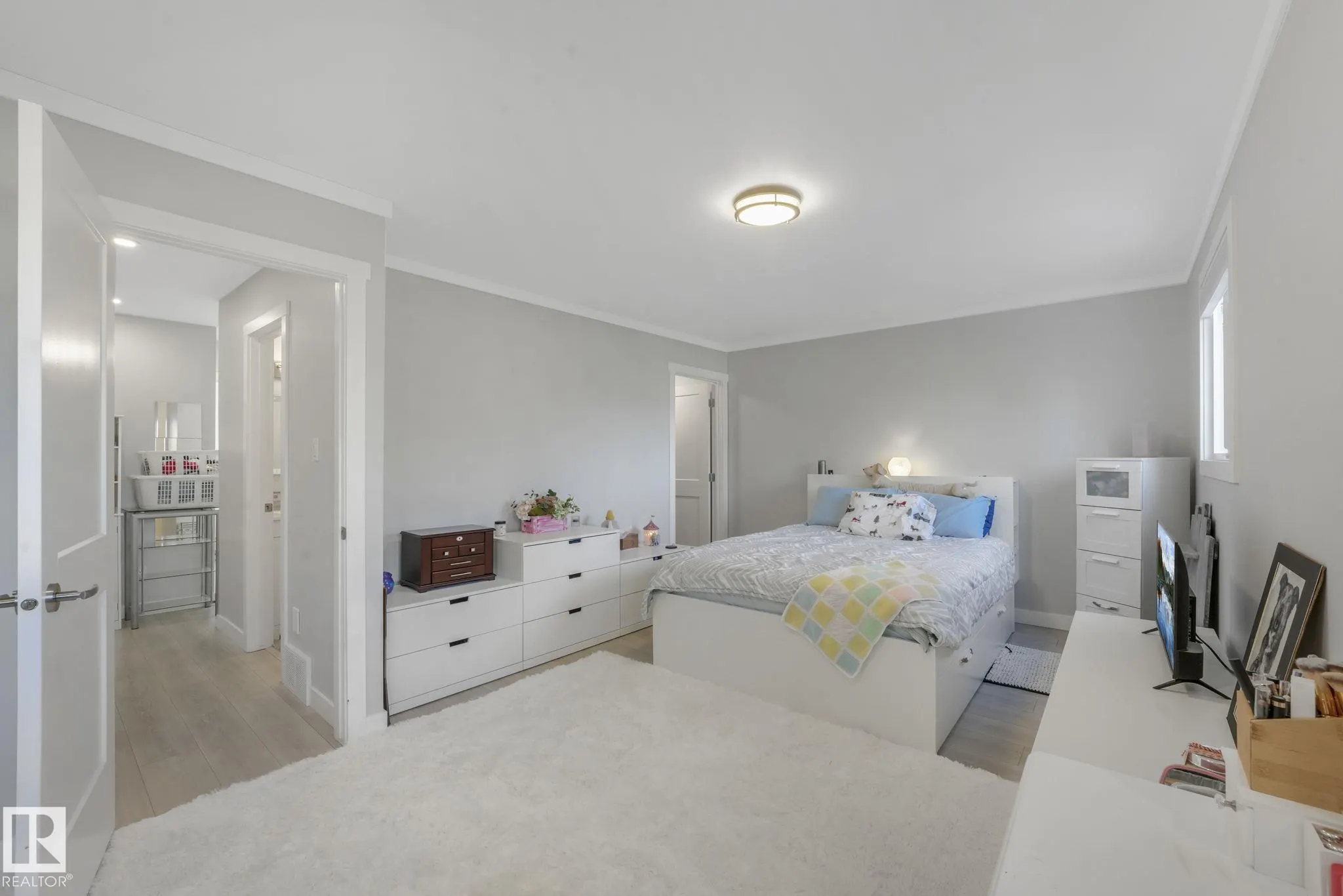 121 VILLAGE ON THE GREEN Green