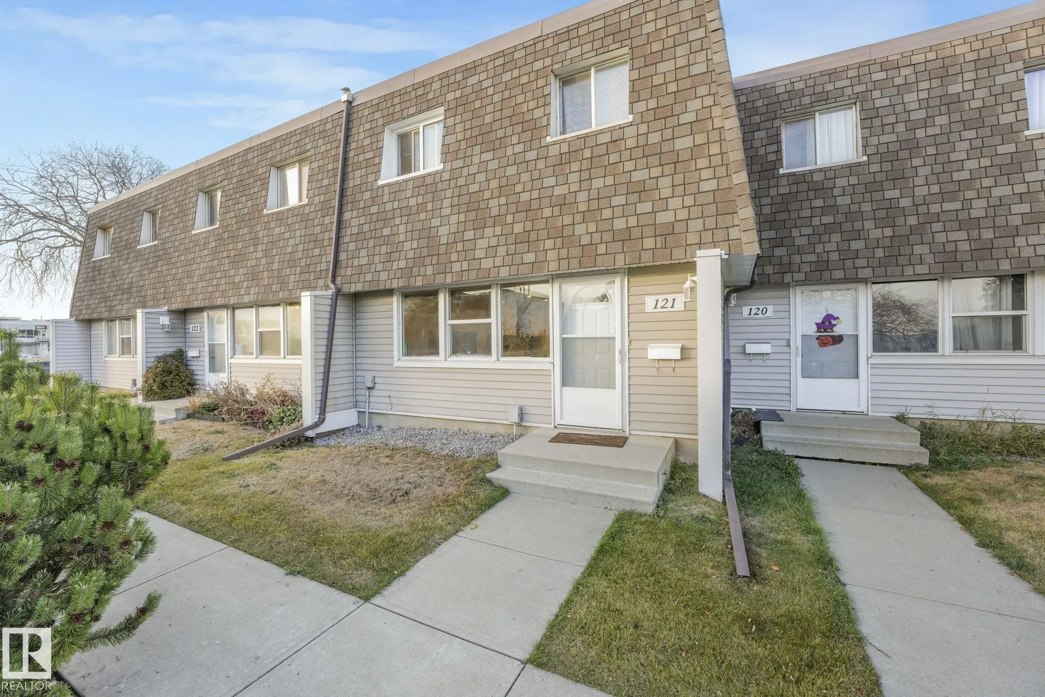 121 VILLAGE ON THE GREEN Green