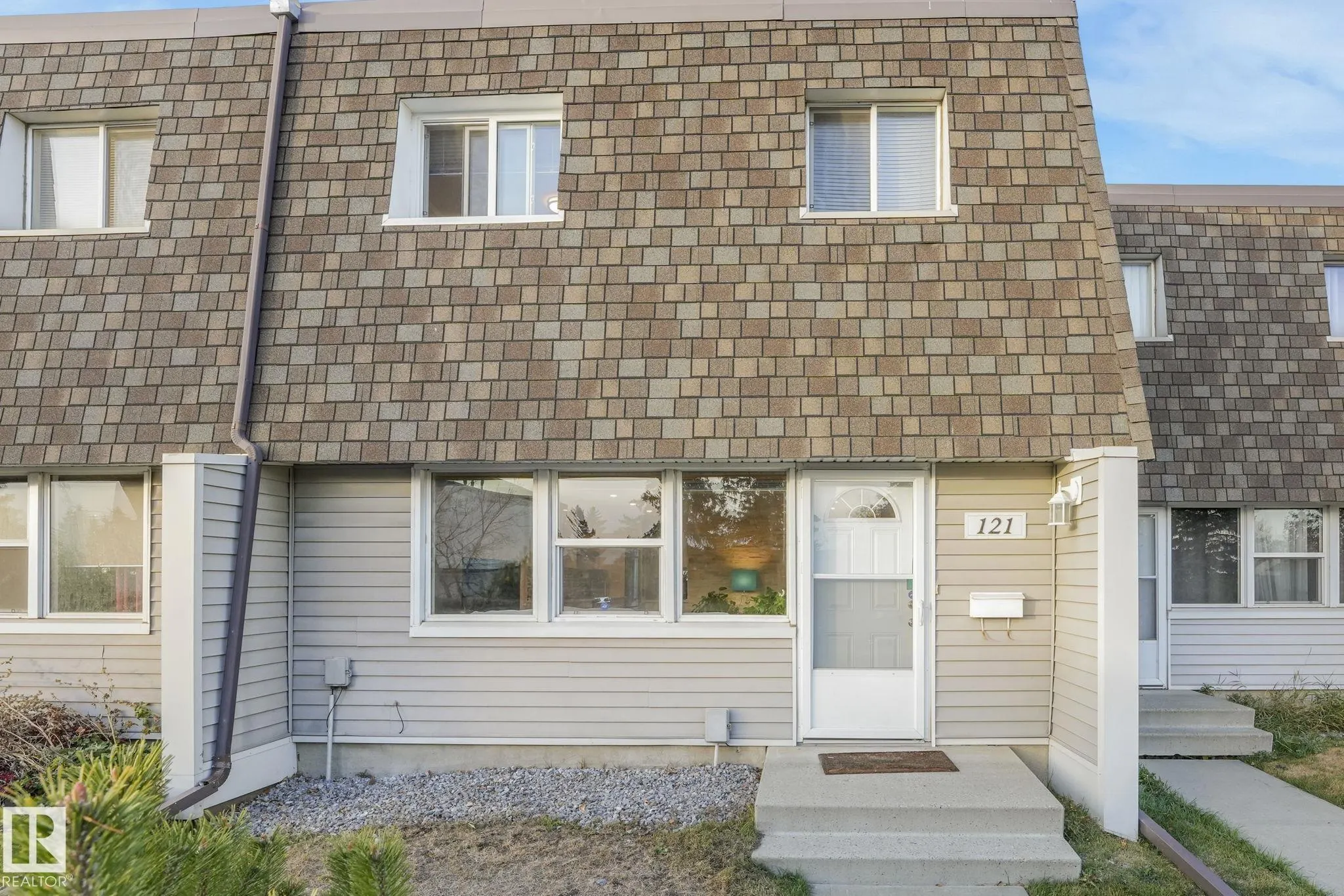 121 VILLAGE ON THE GREEN Green