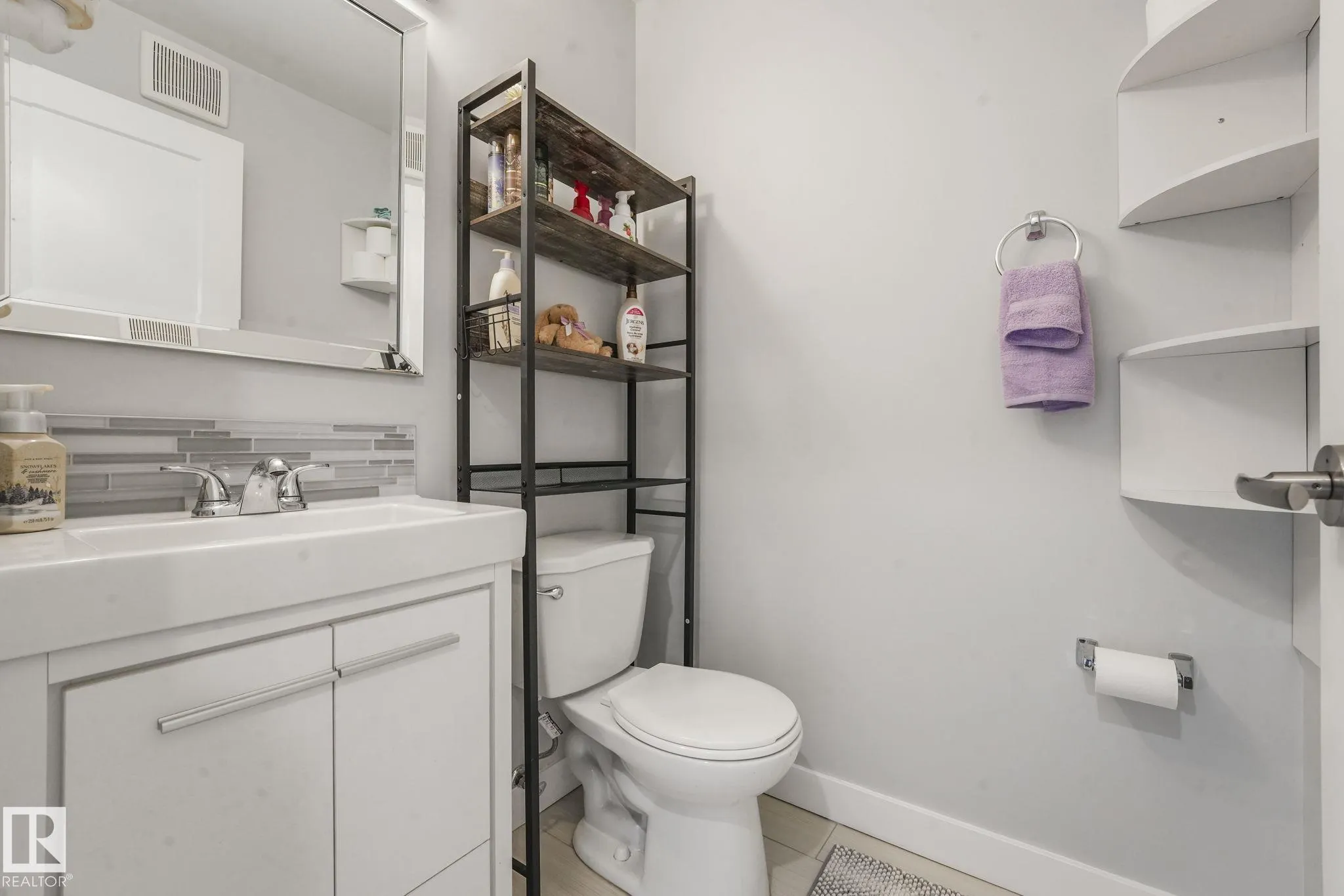 121 VILLAGE ON THE GREEN Green