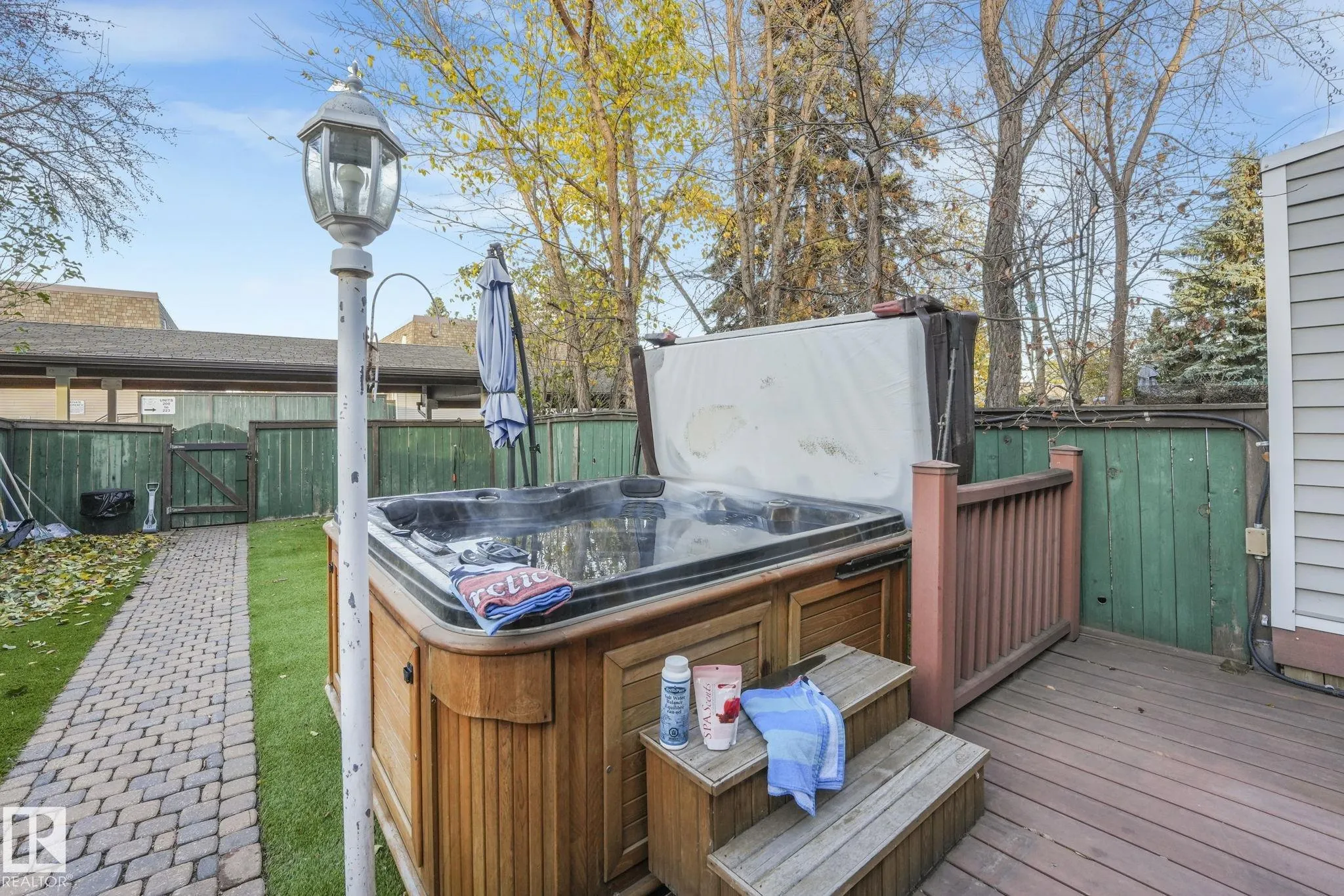 121 VILLAGE ON THE GREEN Green