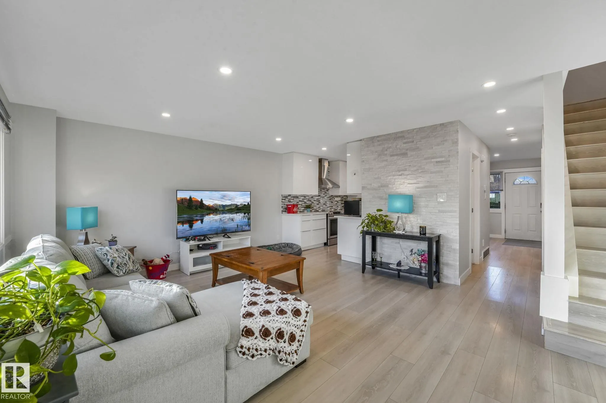 121 VILLAGE ON THE GREEN Green