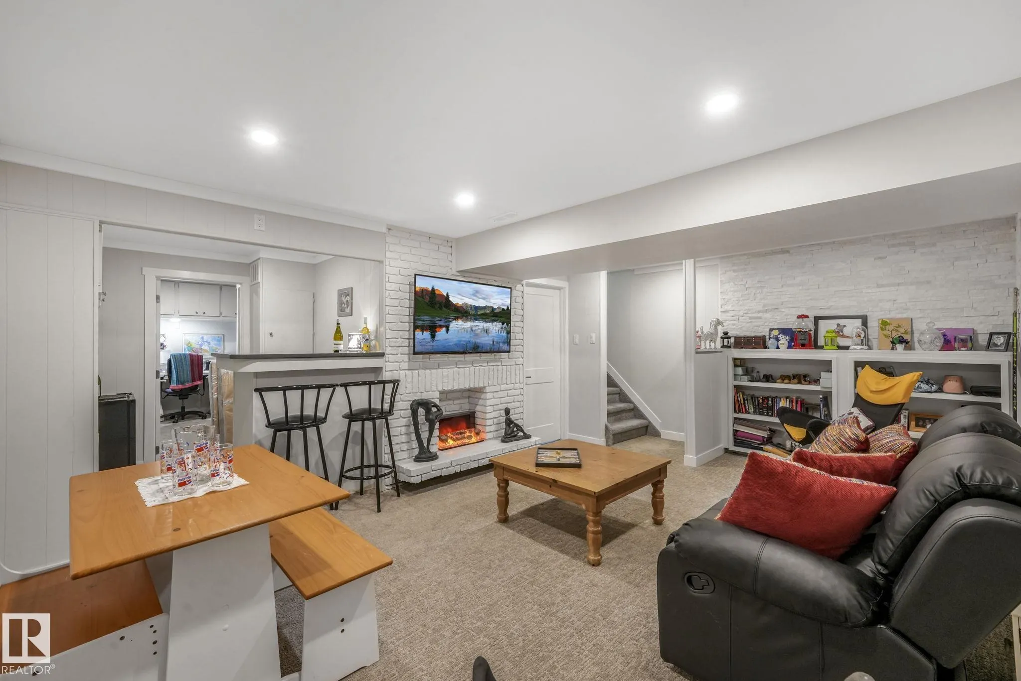 121 VILLAGE ON THE GREEN Green