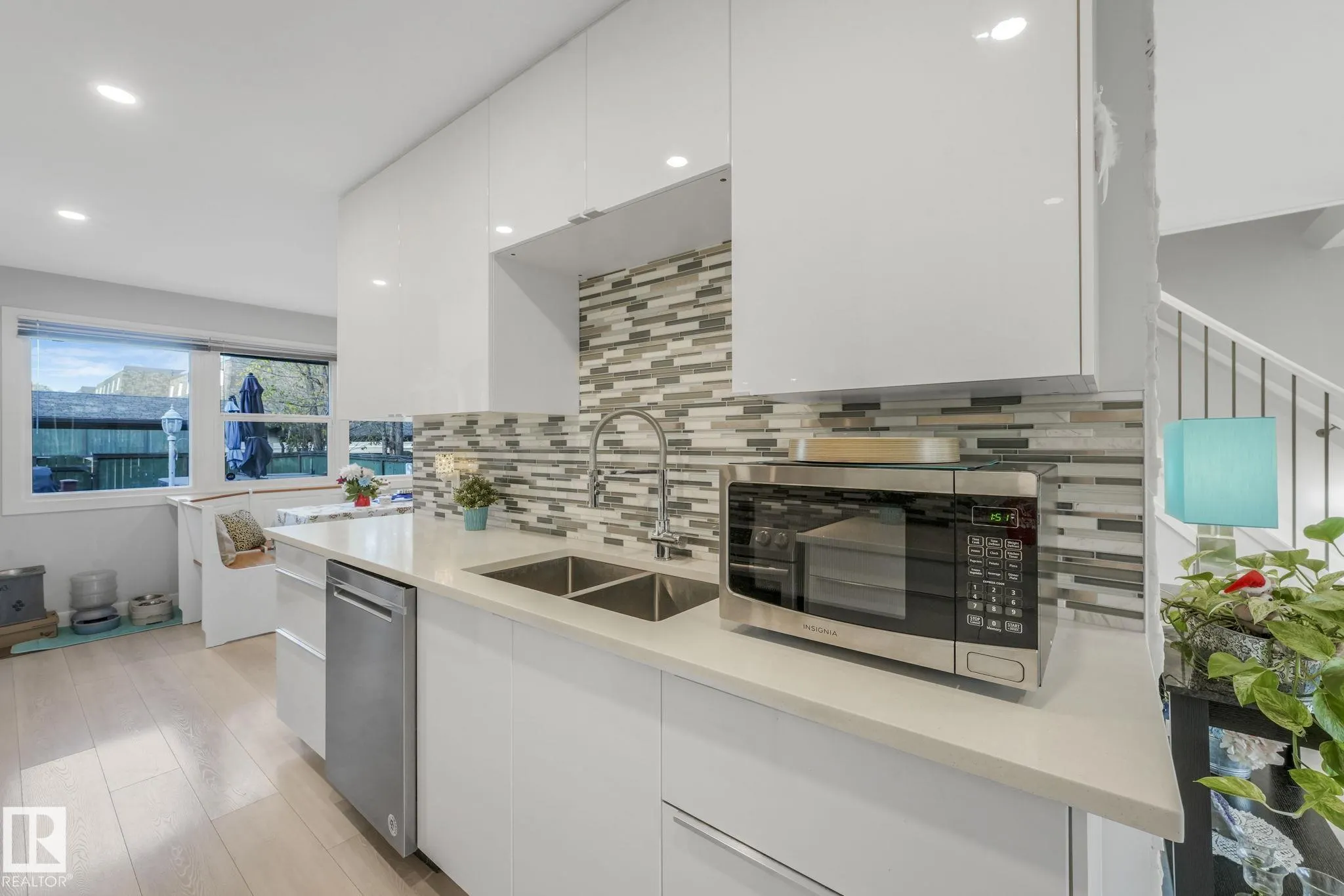 121 VILLAGE ON THE GREEN Green