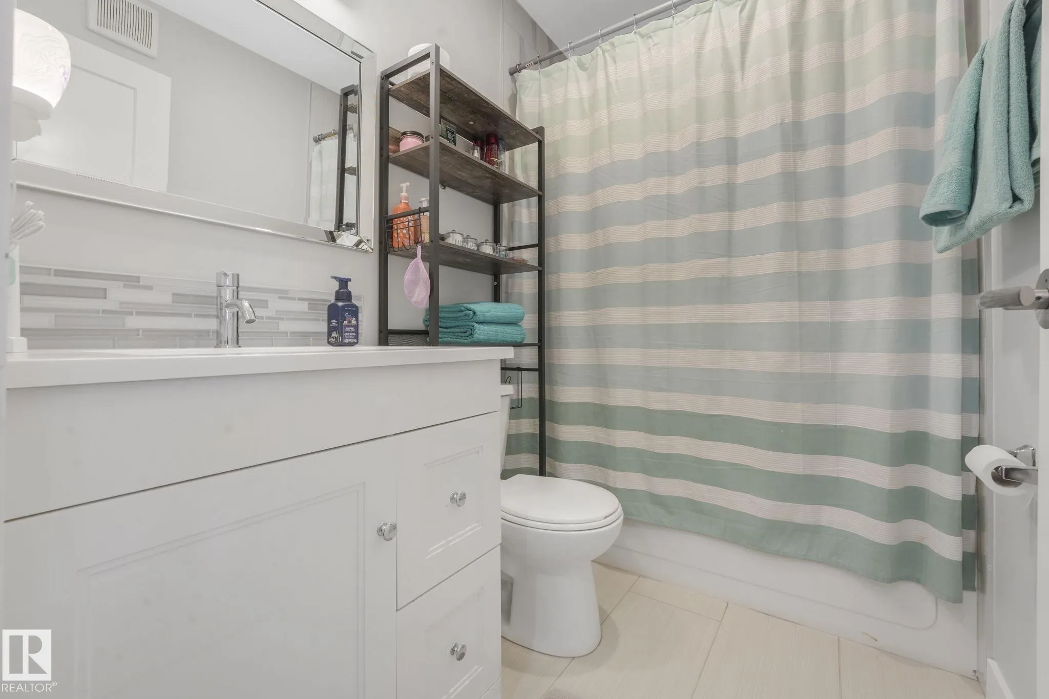 121 VILLAGE ON THE GREEN Green