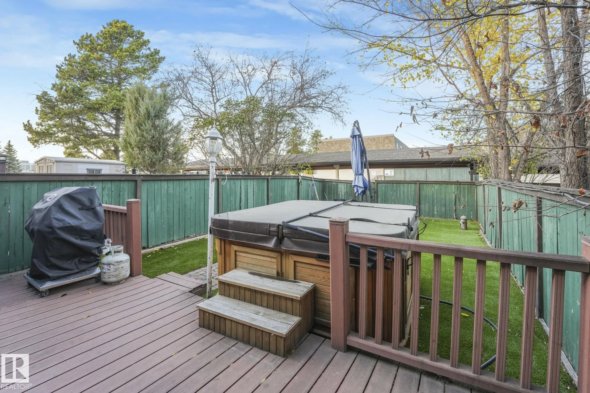 121 VILLAGE ON THE GREEN Green