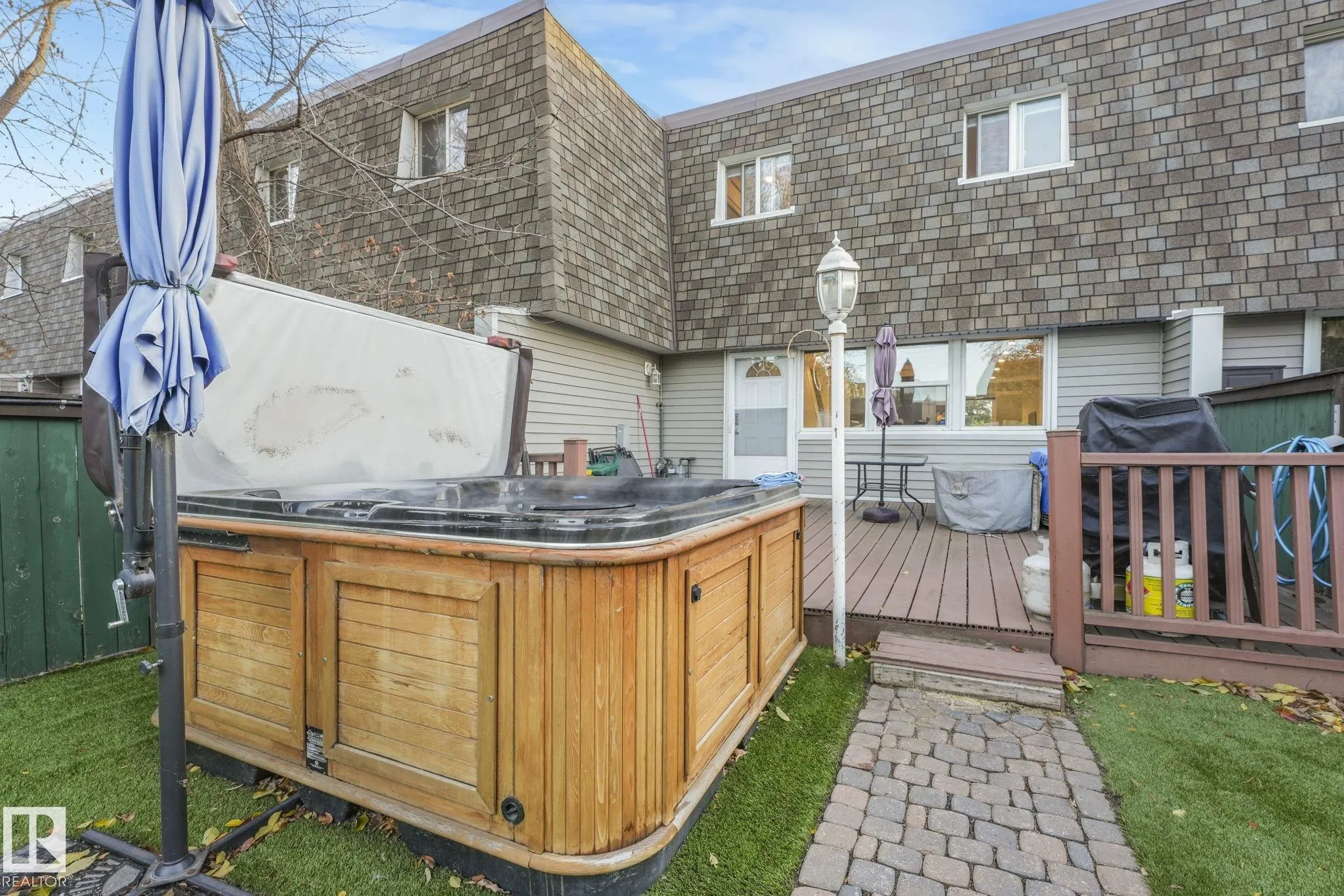 121 VILLAGE ON THE GREEN Green