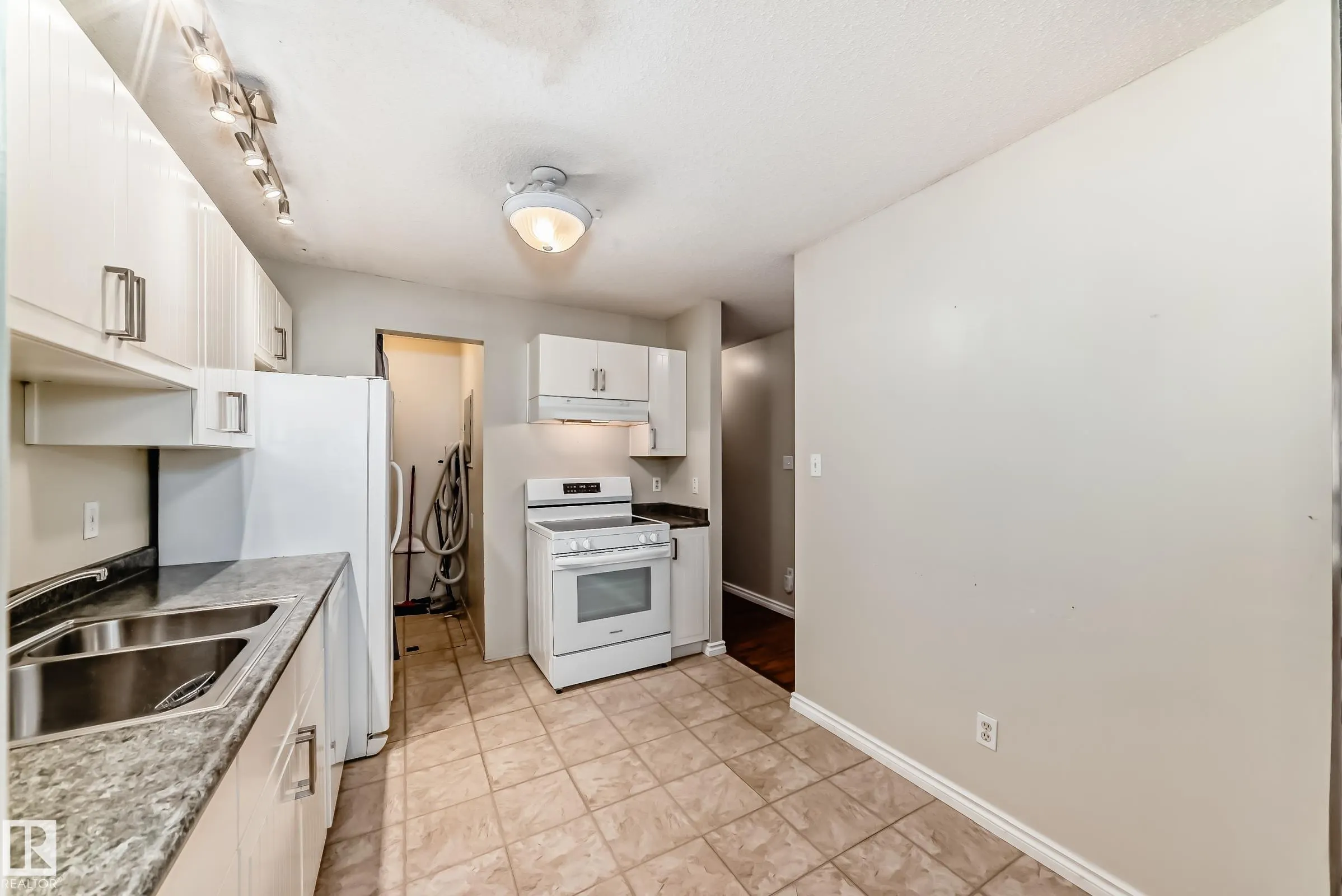 1126 SADDLEBACK Road