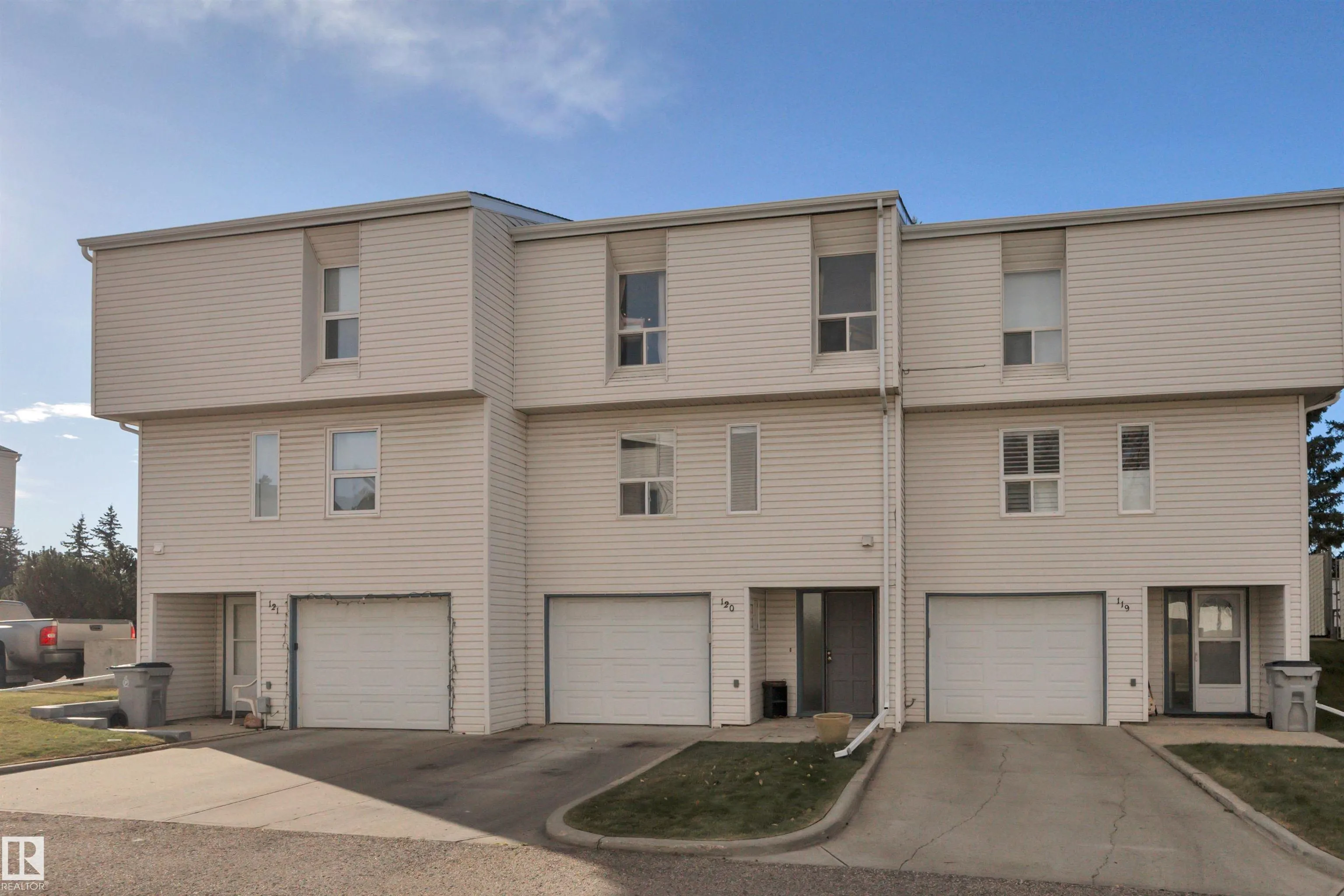 120 KINGSFIELD Village