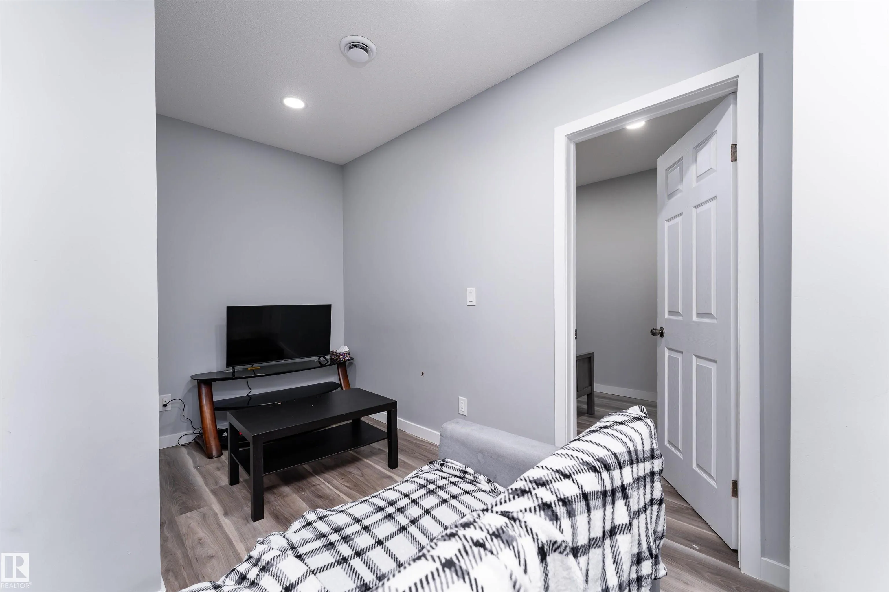 5710 CAUTLEY Crescent