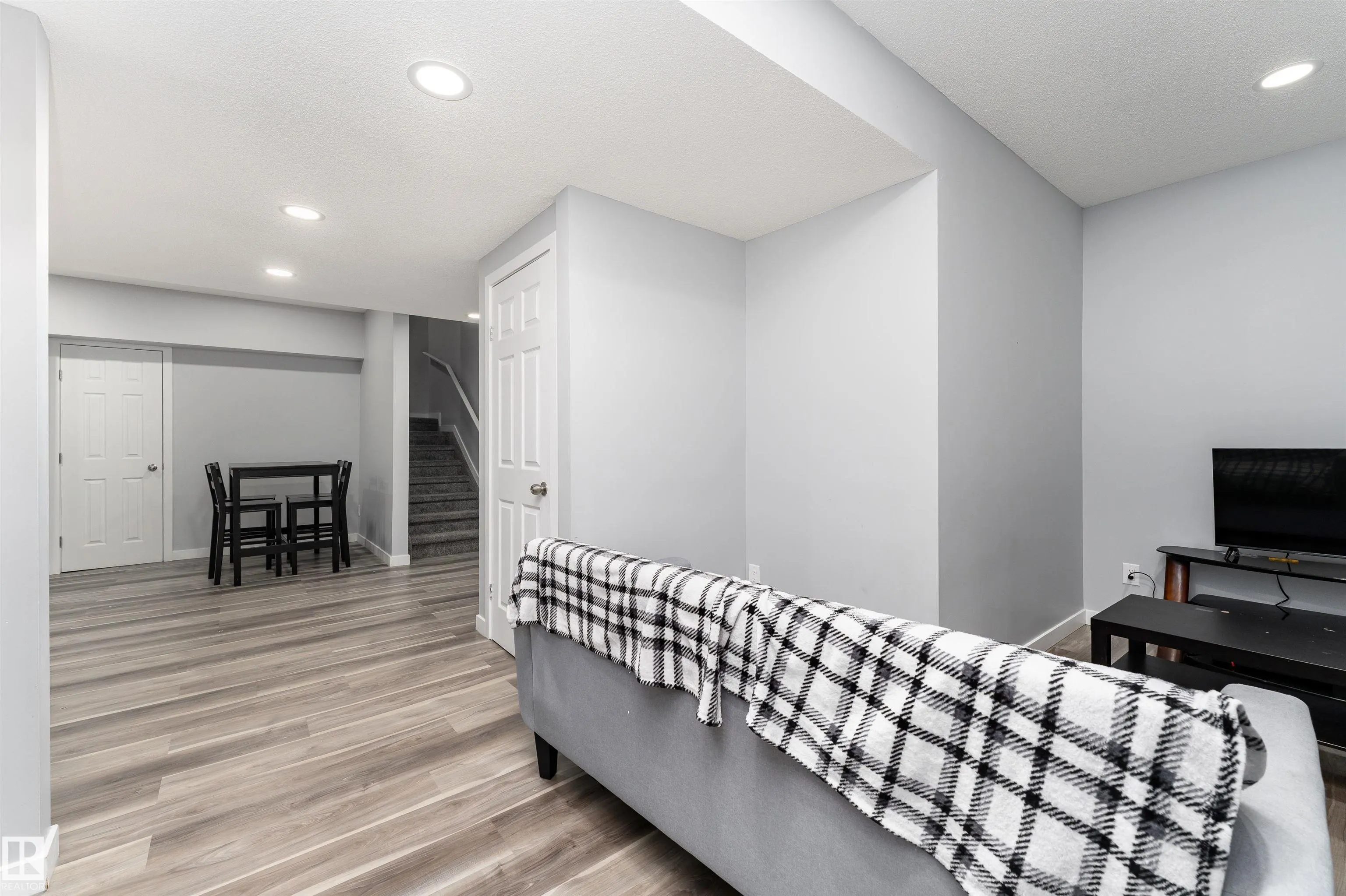 5710 CAUTLEY Crescent