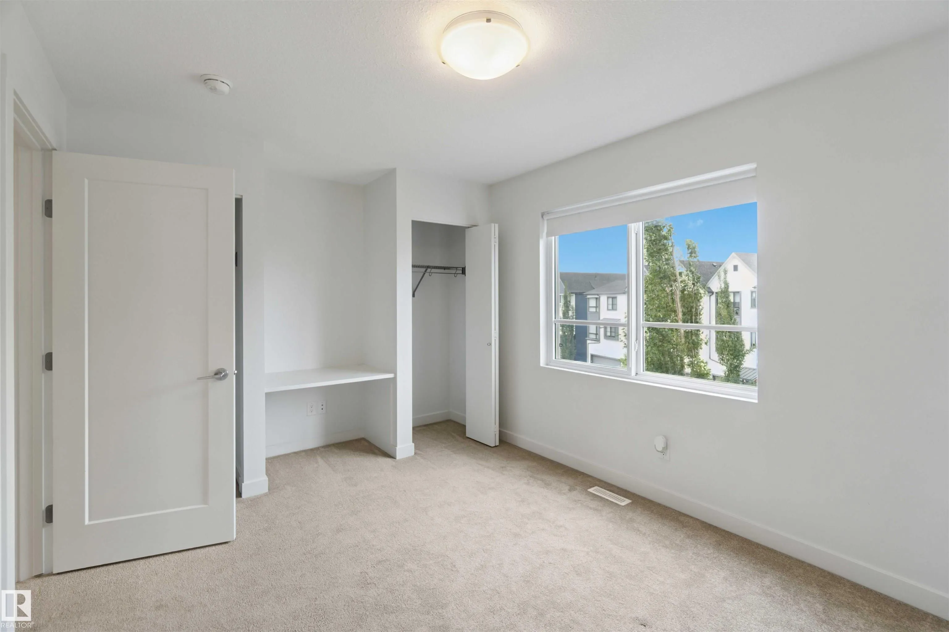 100 JENSEN LAKES Boulevard