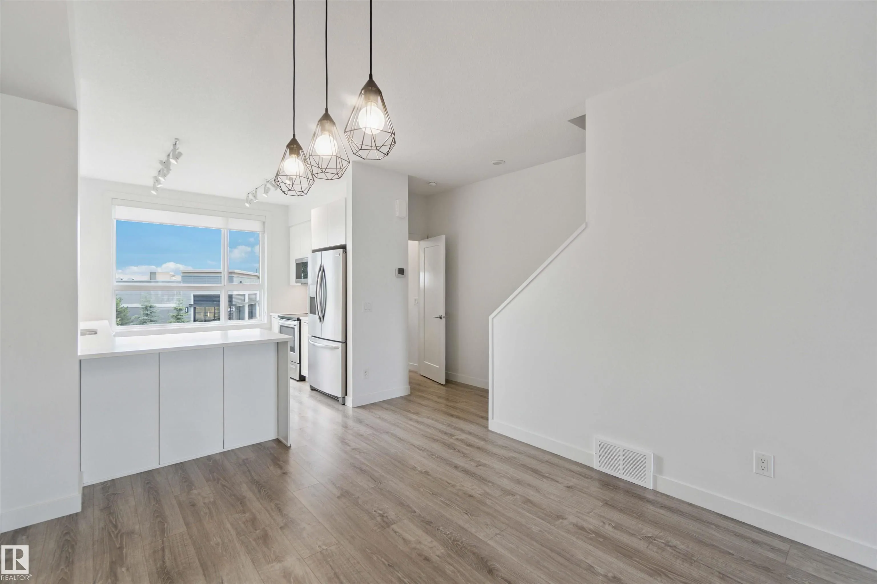 100 JENSEN LAKES Boulevard