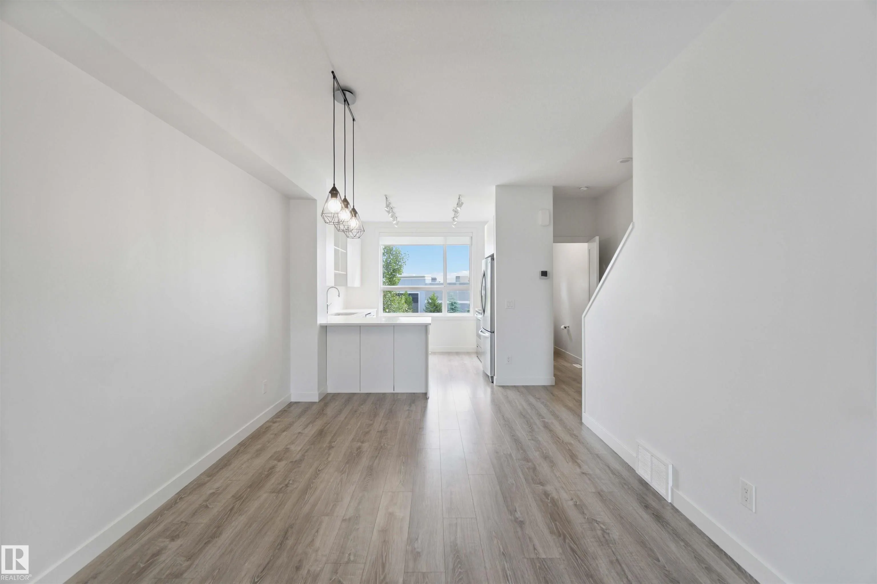 100 JENSEN LAKES Boulevard