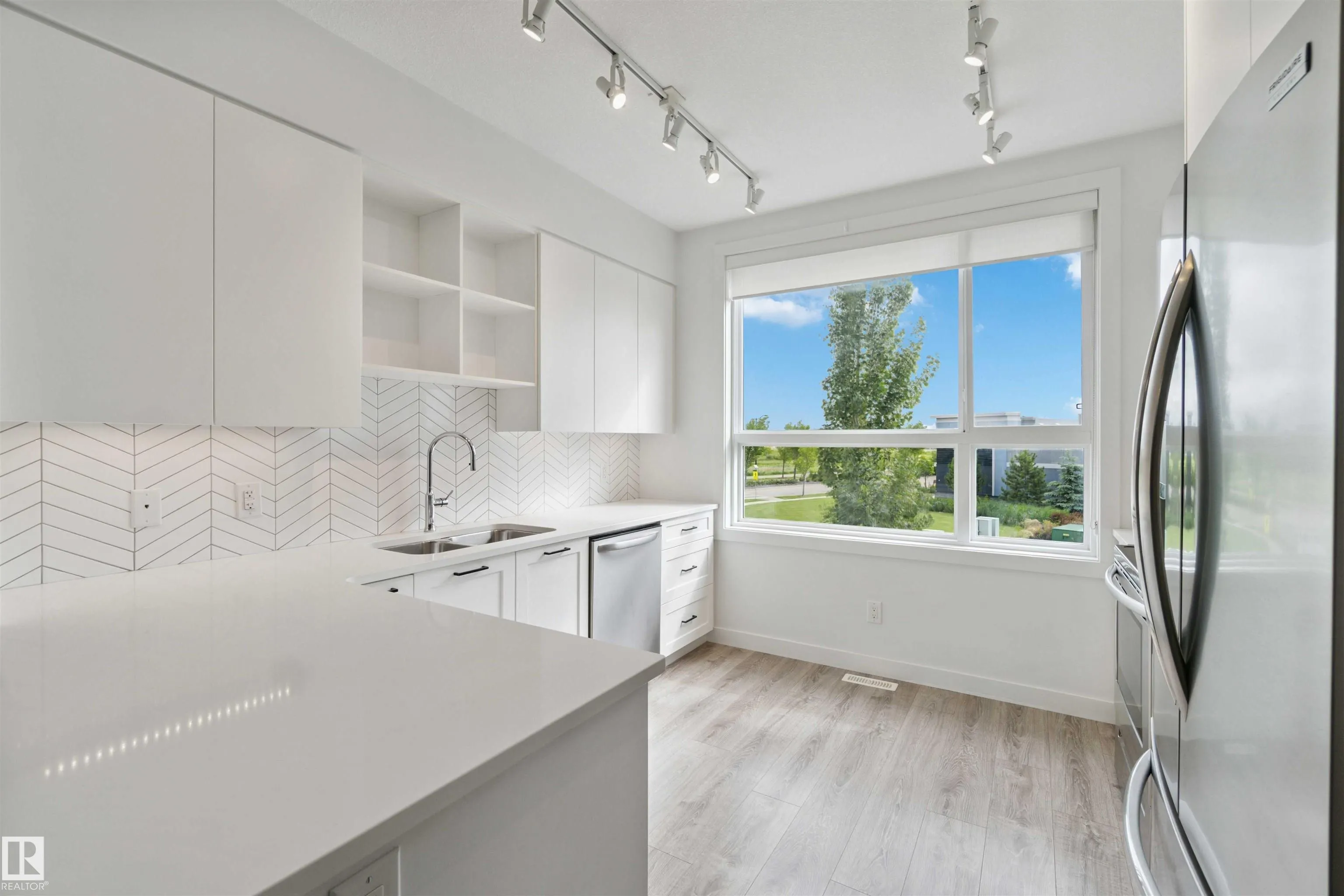 100 JENSEN LAKES Boulevard