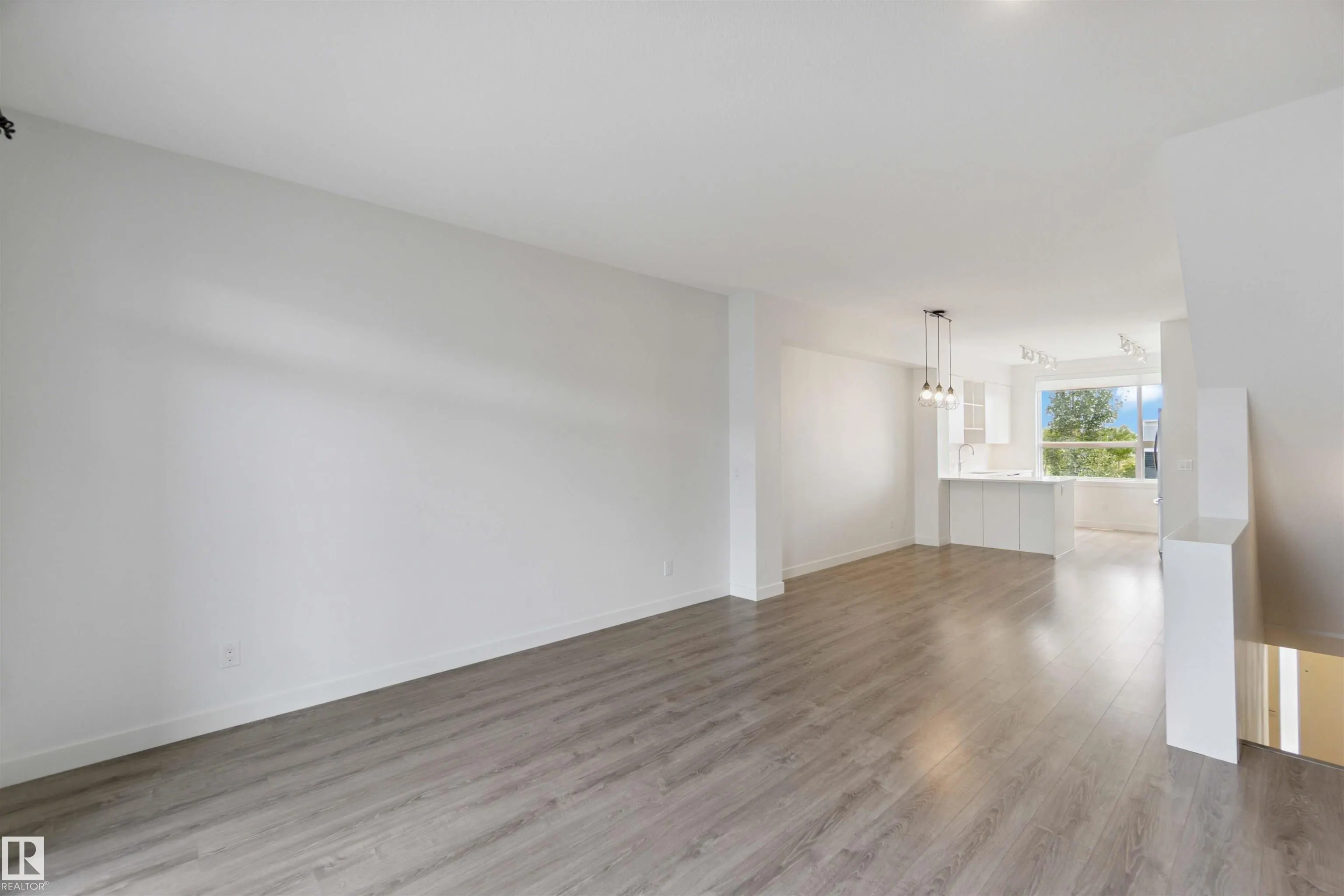 100 JENSEN LAKES Boulevard