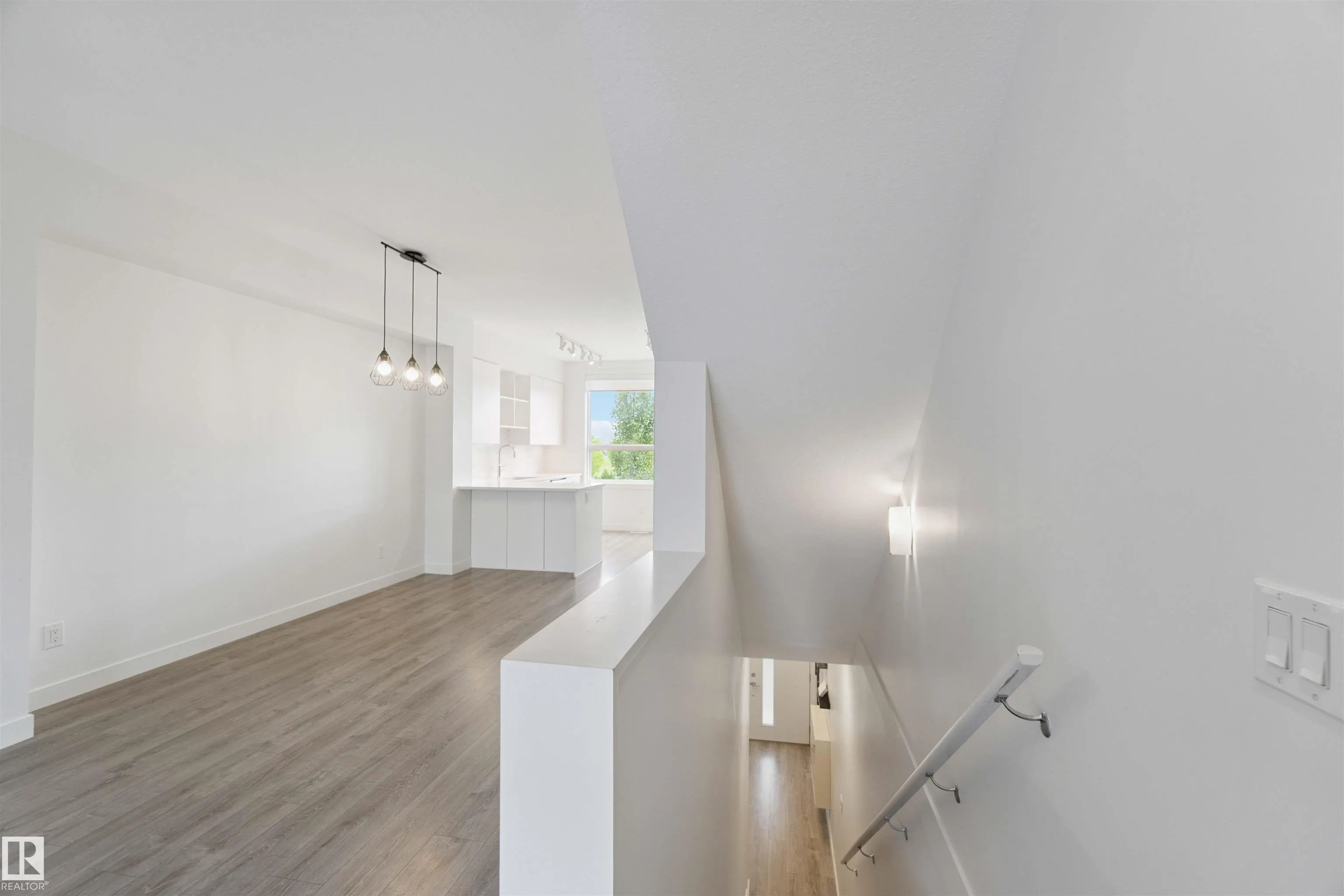 100 JENSEN LAKES Boulevard