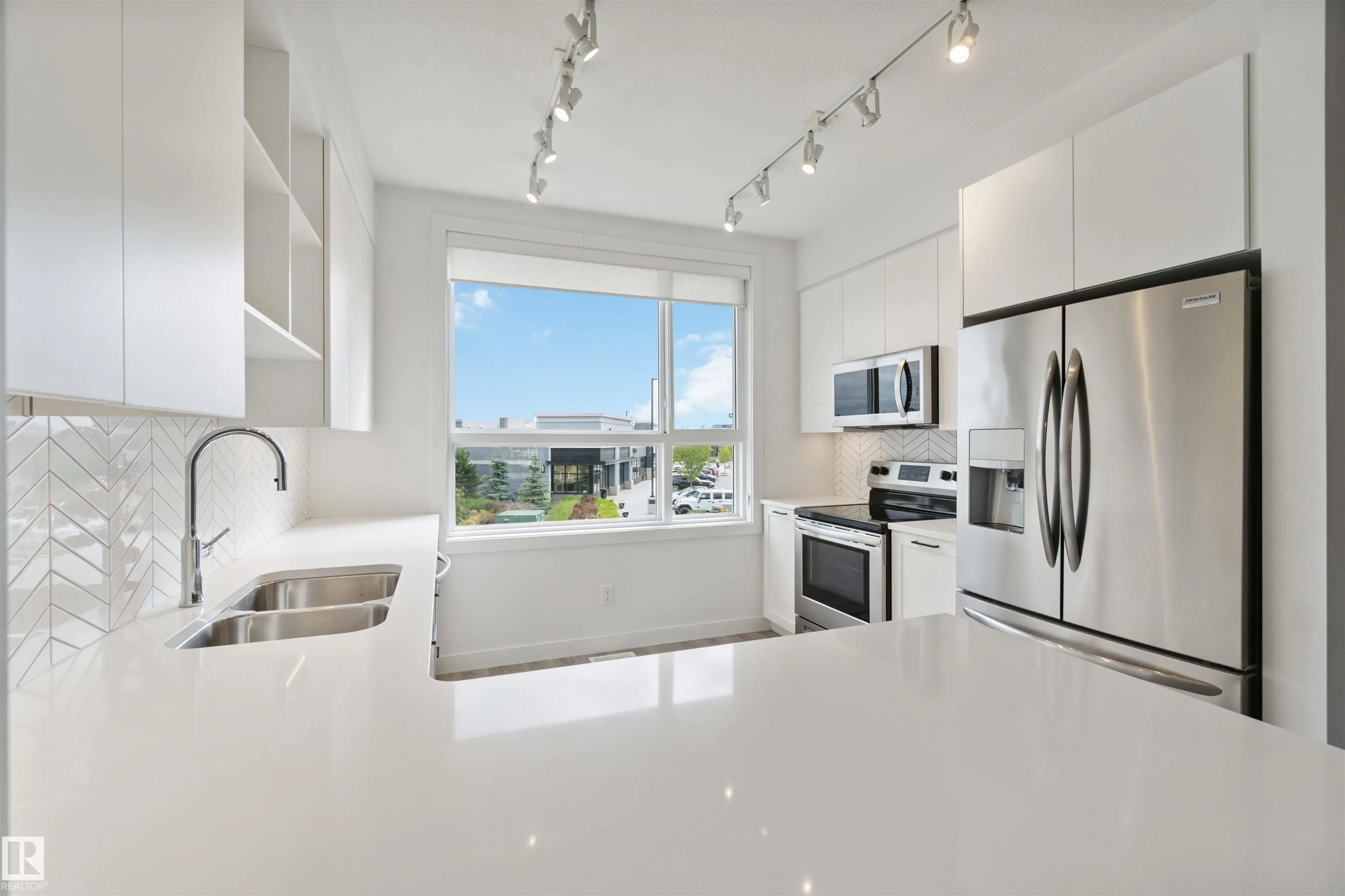 100 JENSEN LAKES Boulevard