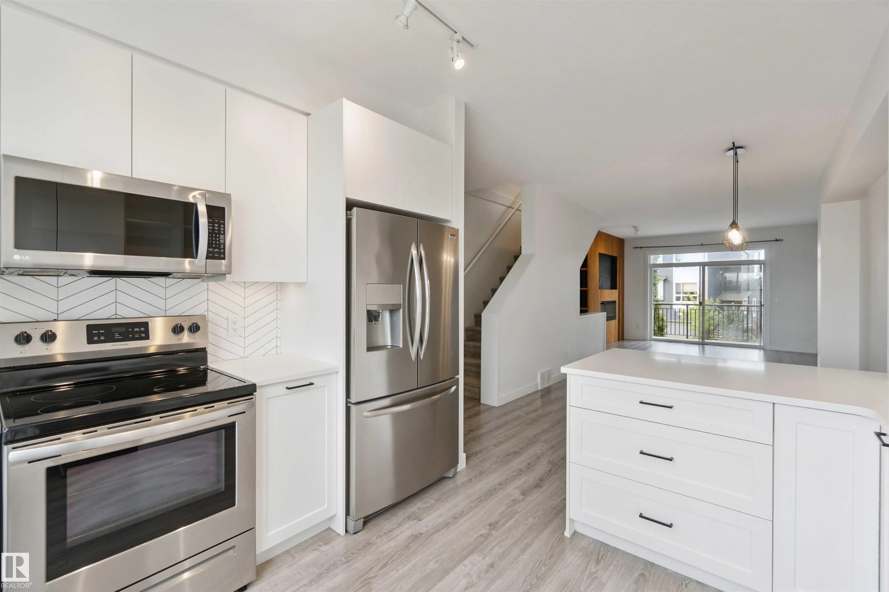 100 JENSEN LAKES Boulevard