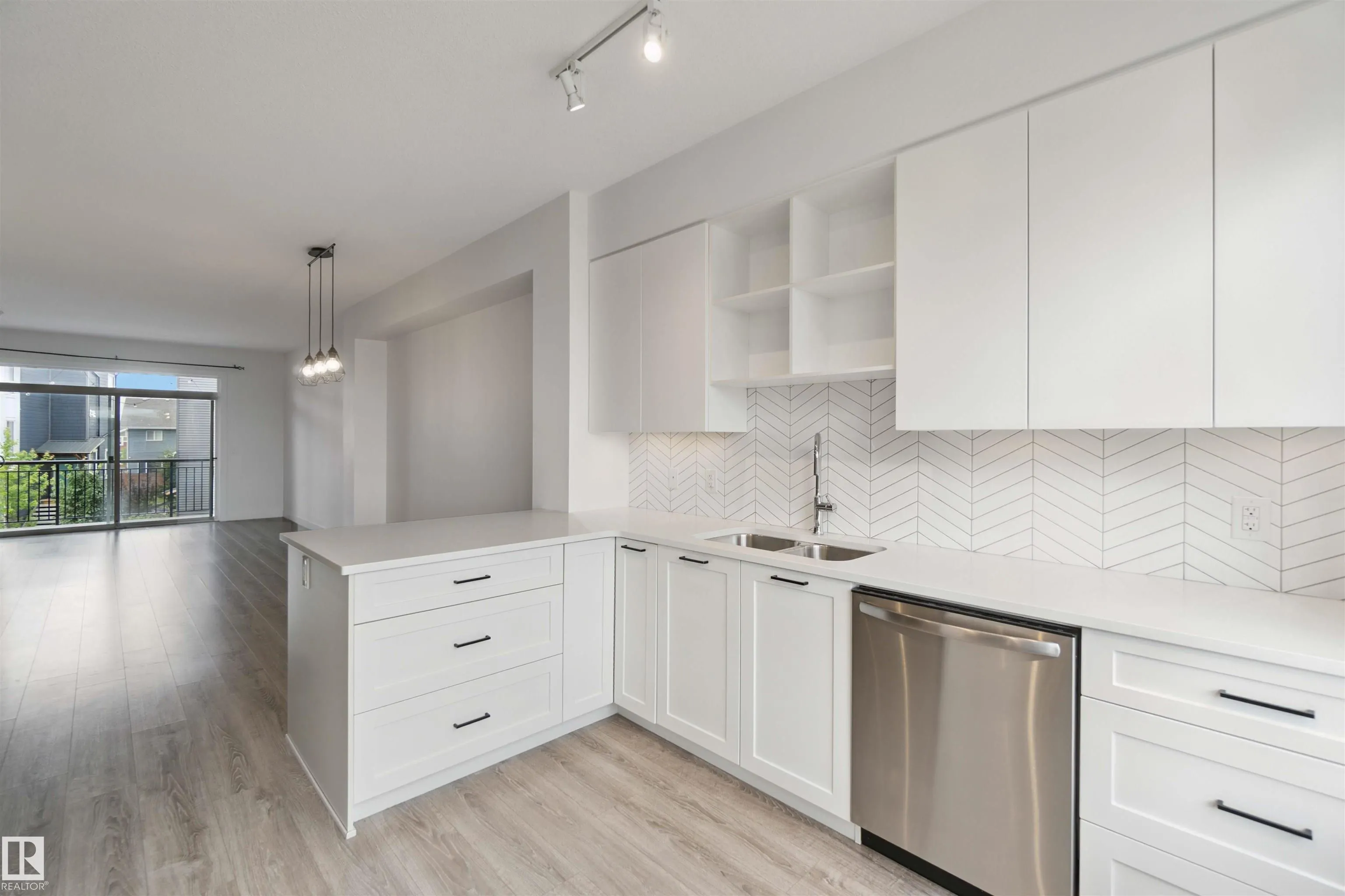 100 JENSEN LAKES Boulevard