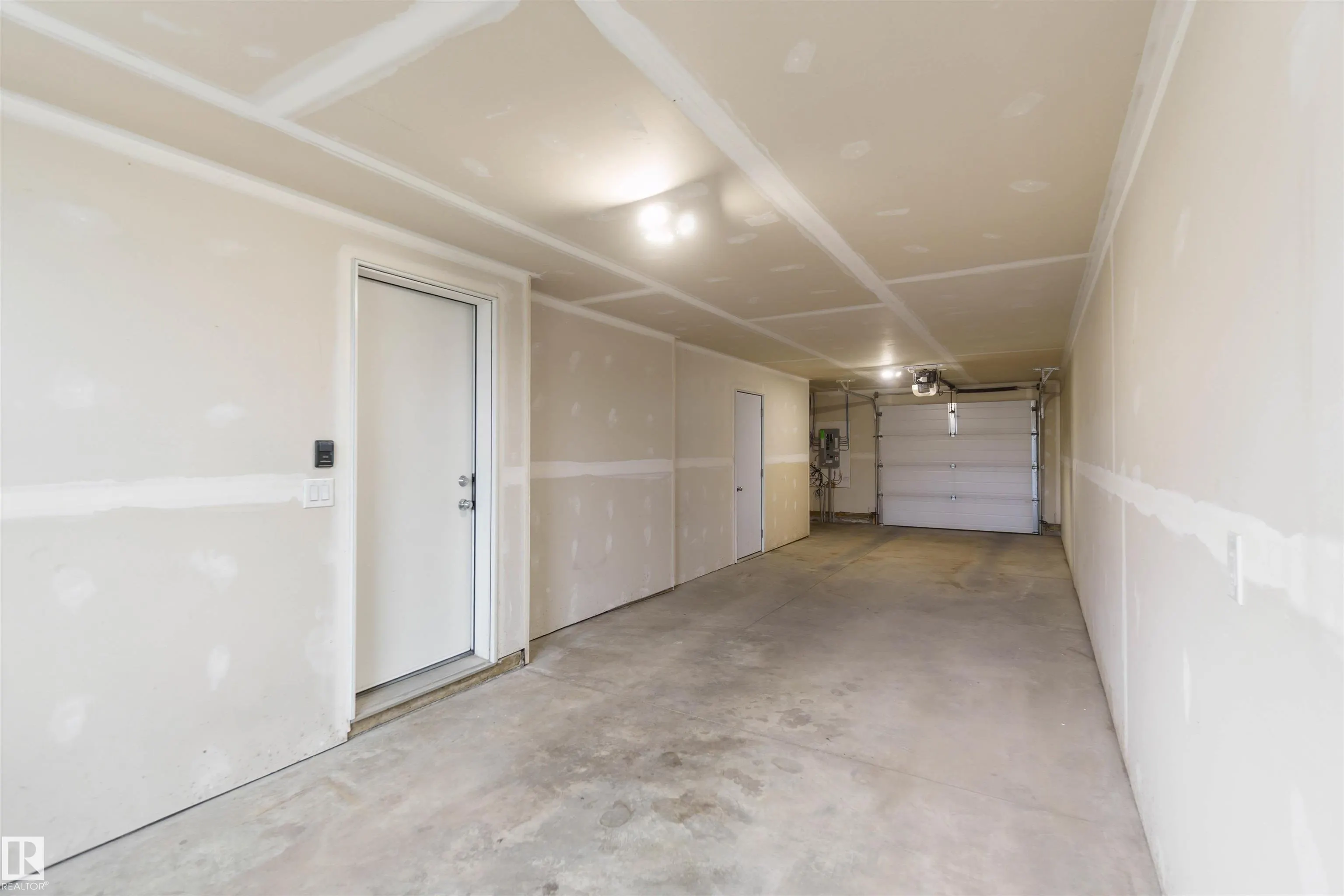 100 JENSEN LAKES Boulevard