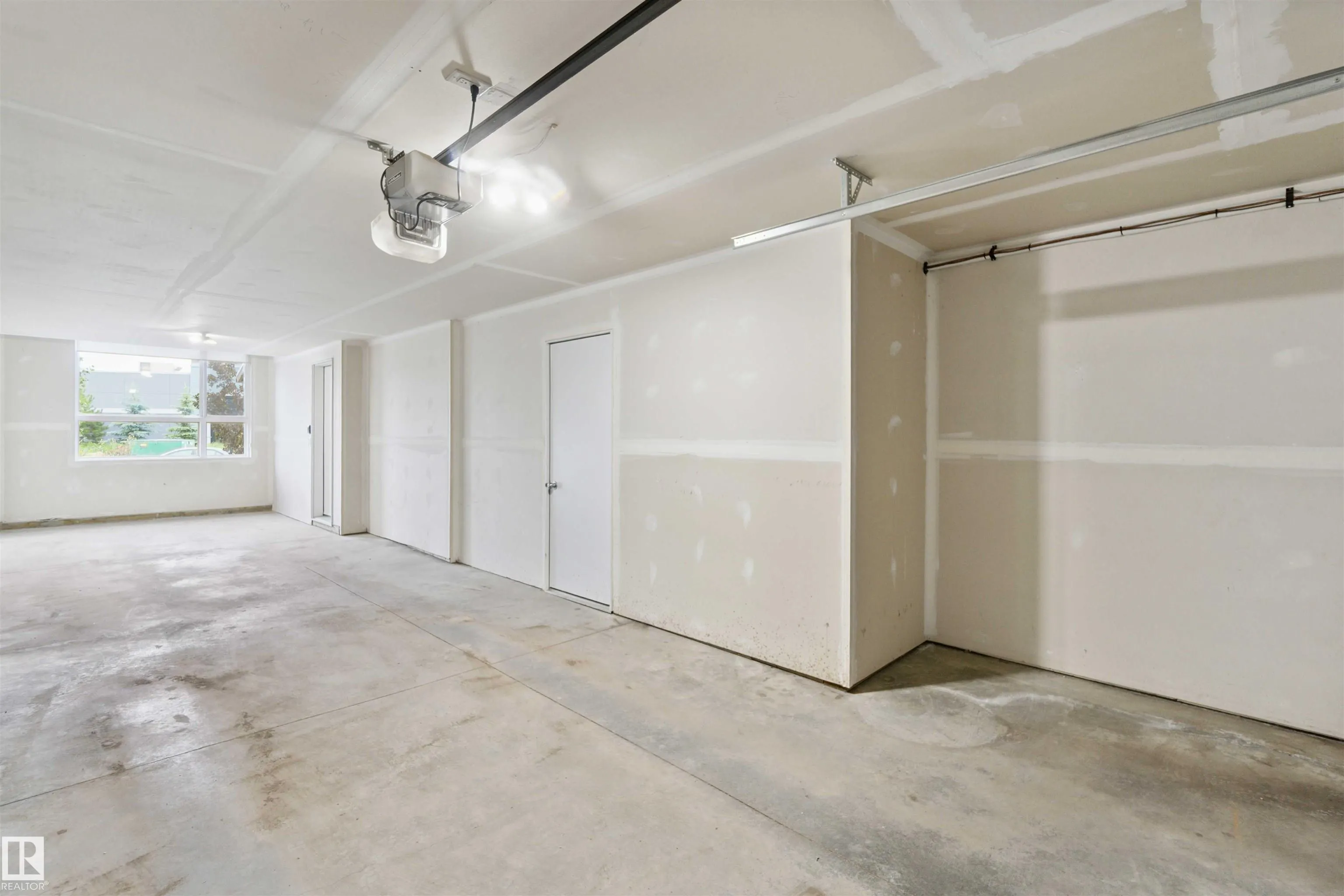 100 JENSEN LAKES Boulevard