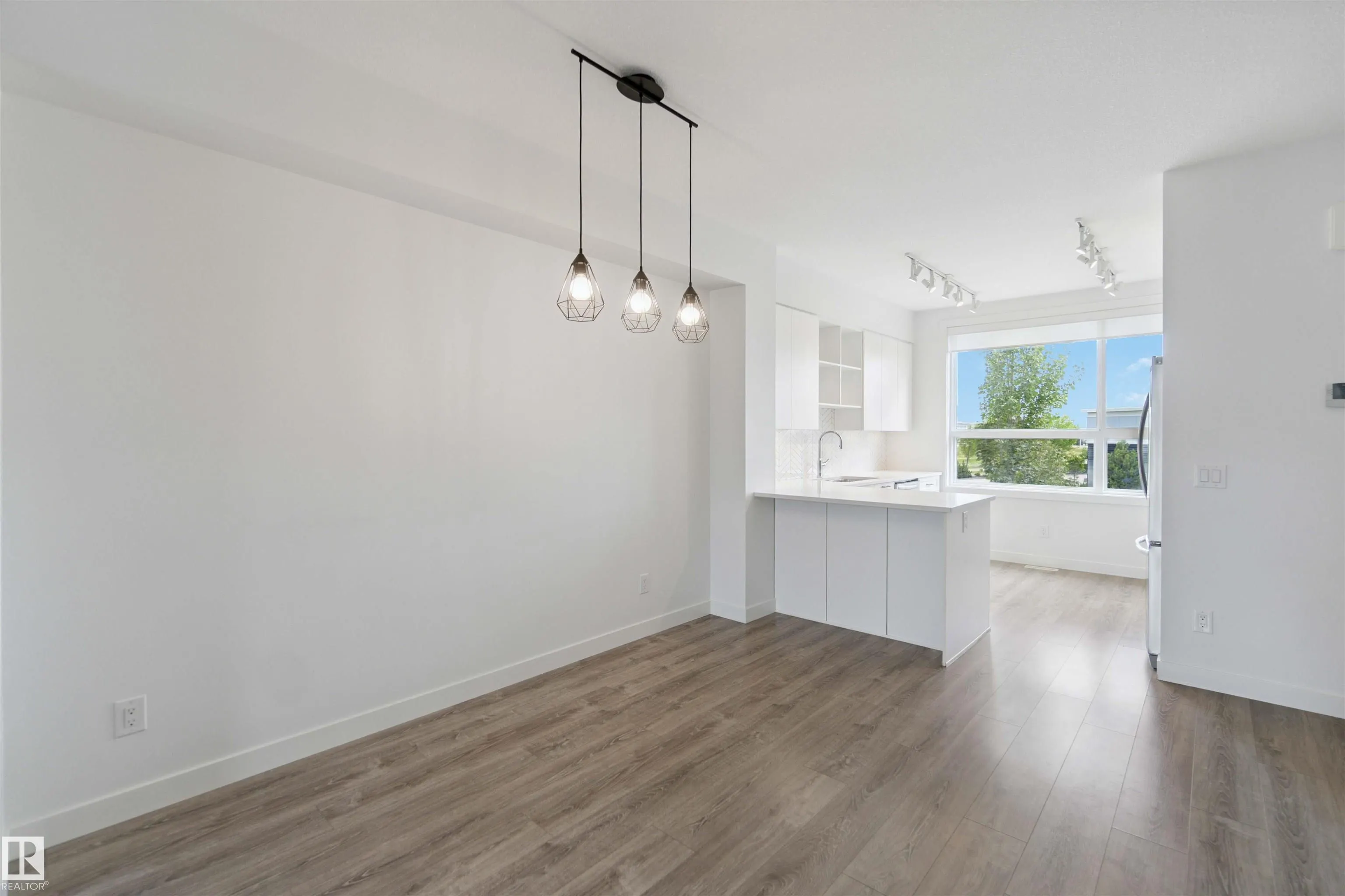 100 JENSEN LAKES Boulevard