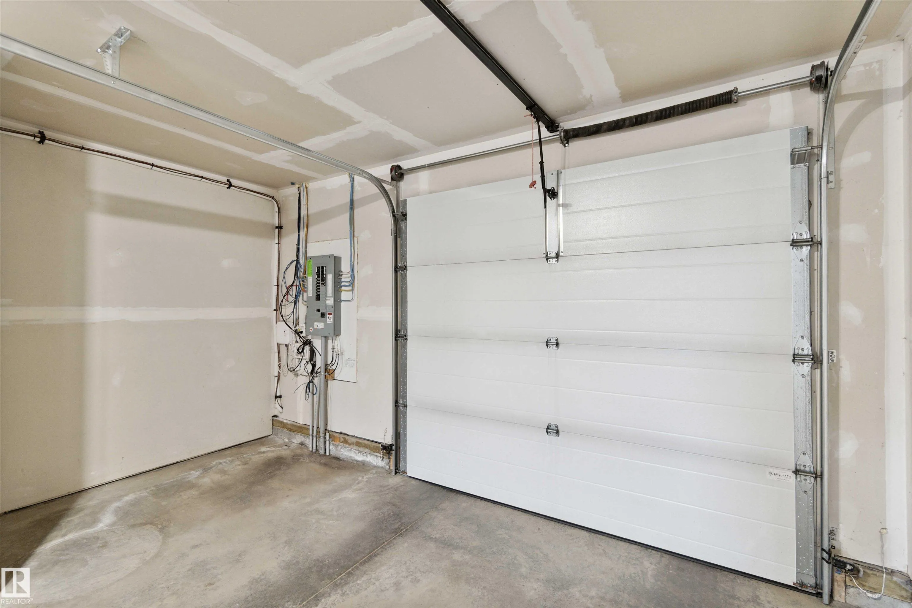 100 JENSEN LAKES Boulevard