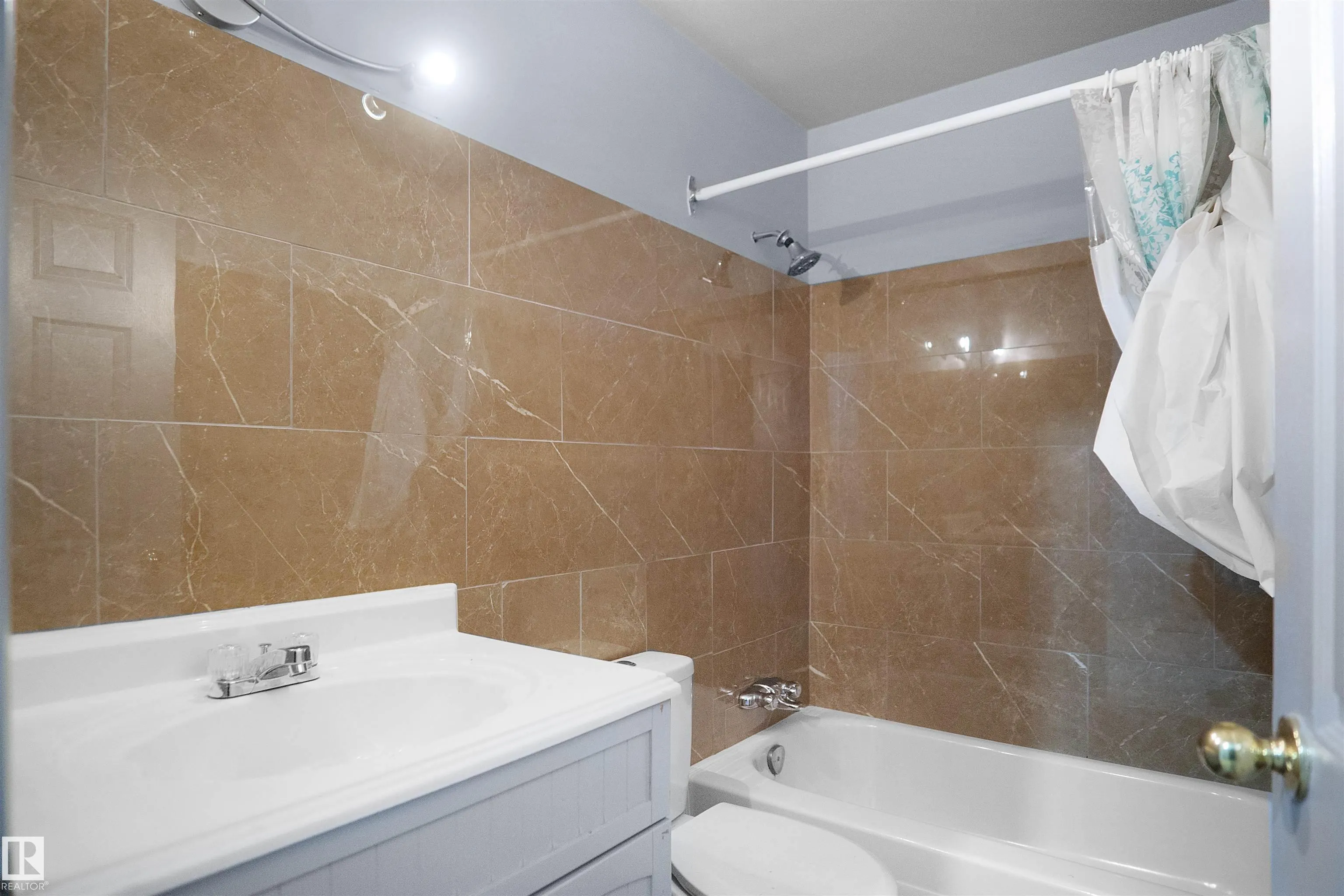 887 ABBOTTSFIELD Road