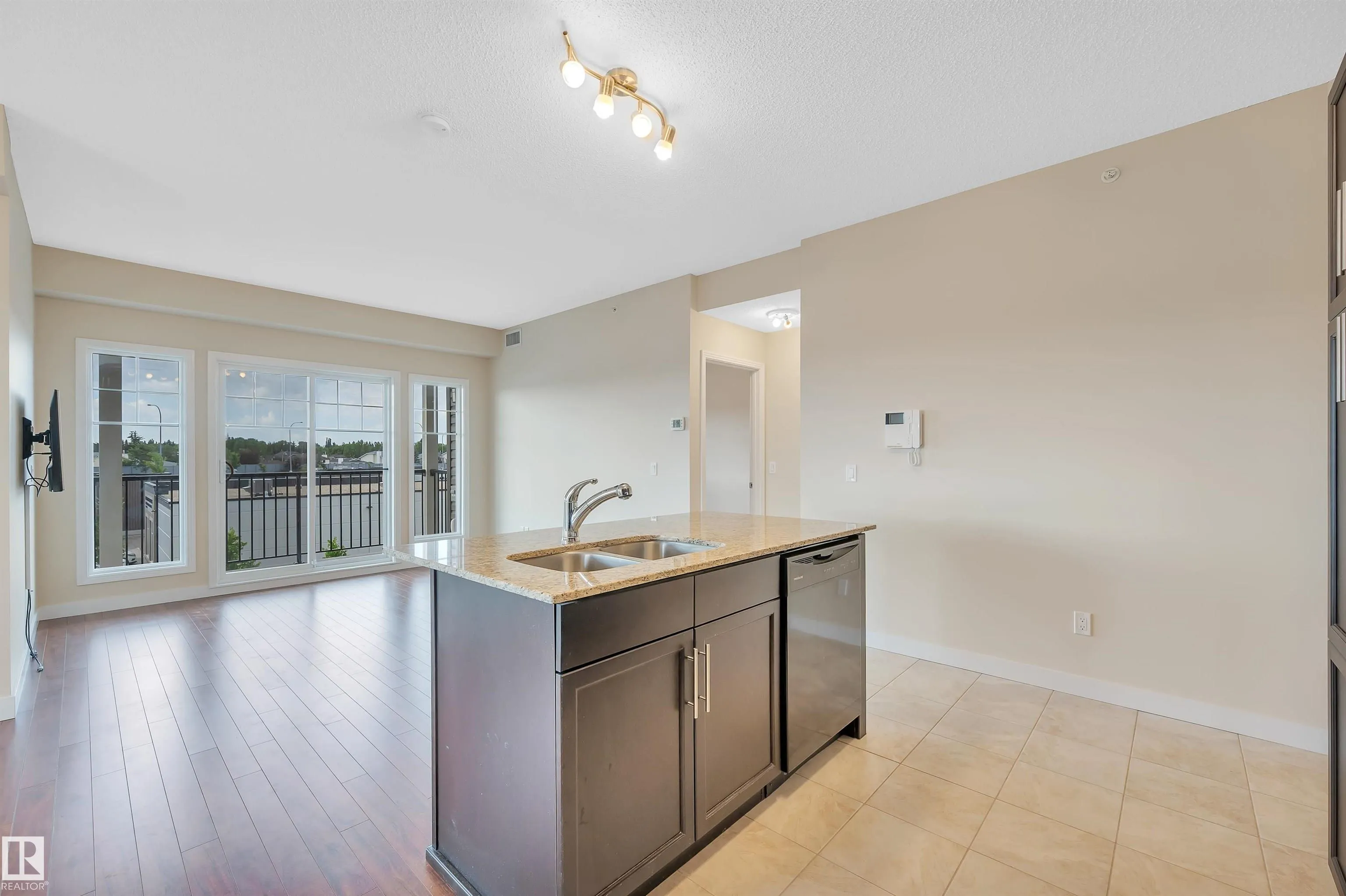 2 AUGUSTINE Crescent