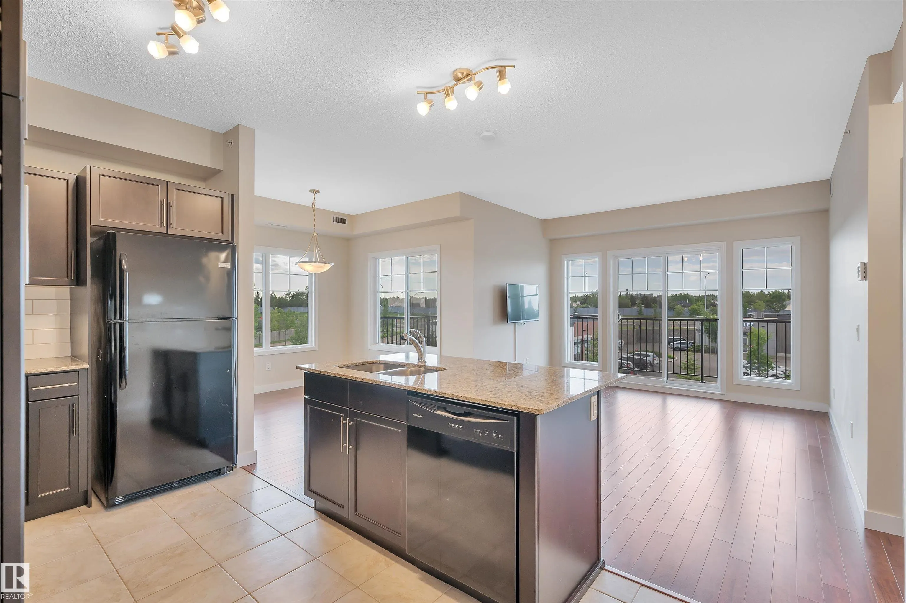 2 AUGUSTINE Crescent