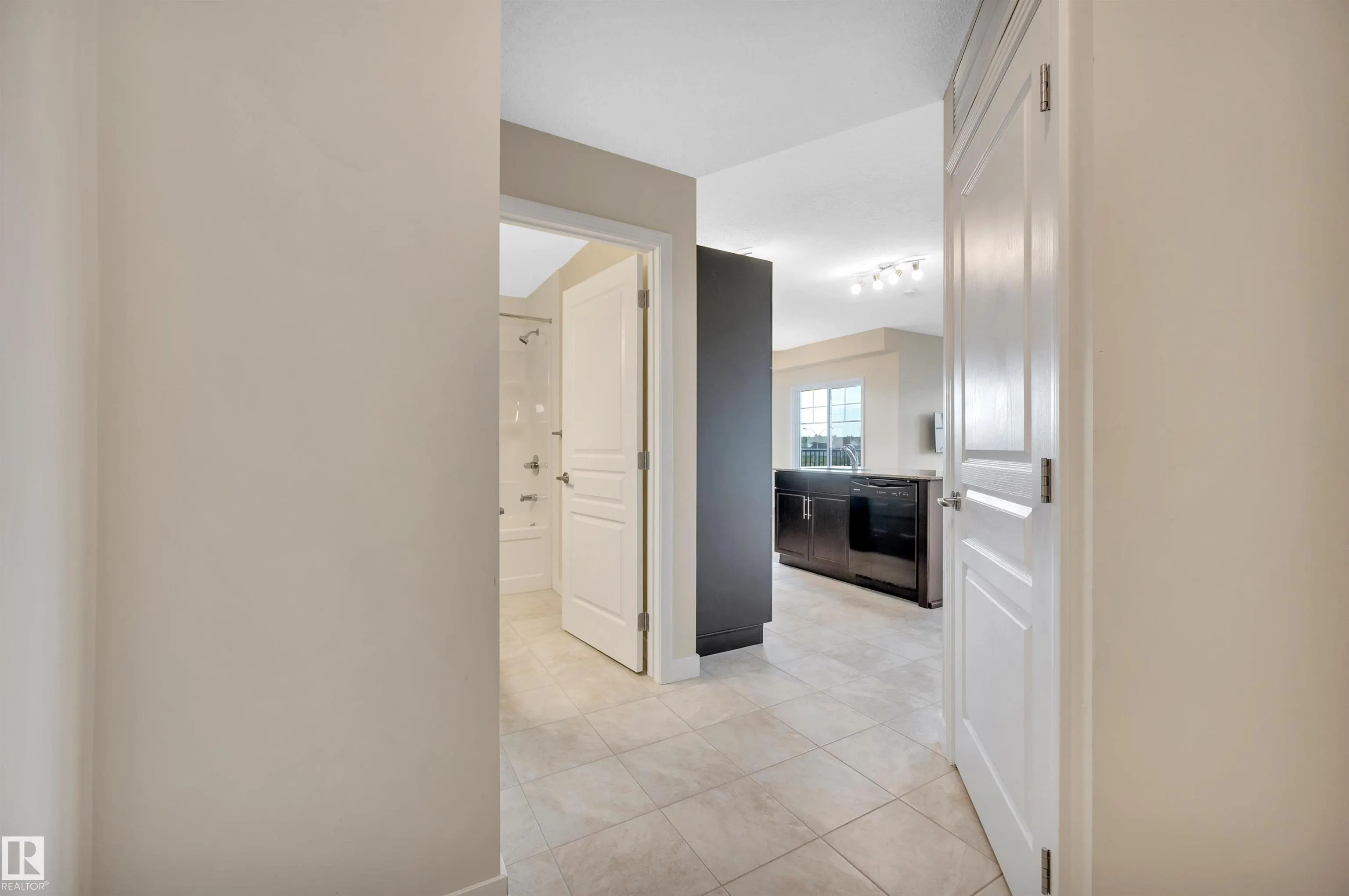 2 AUGUSTINE Crescent