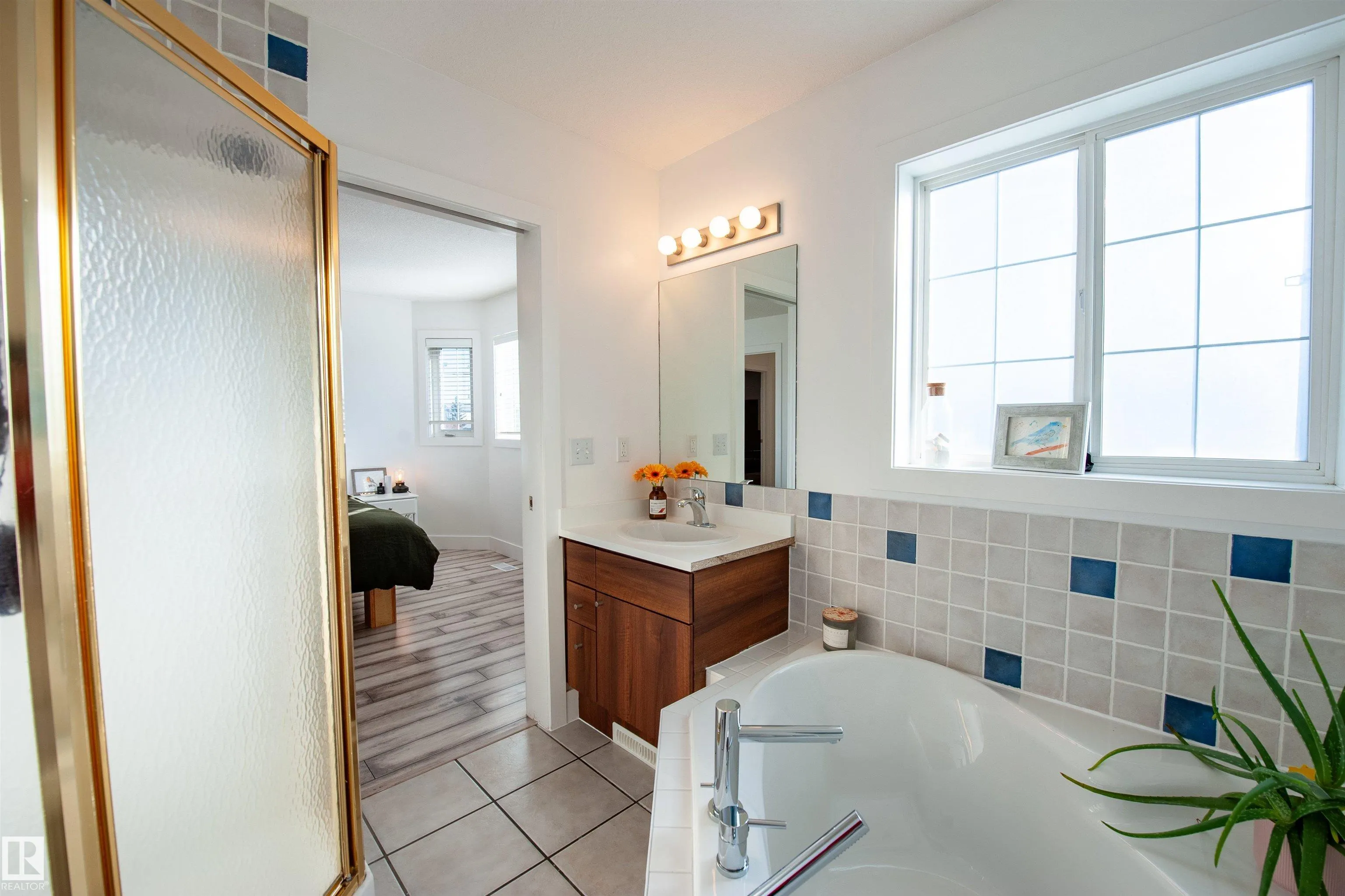 73 SUNFLOWER Crescent