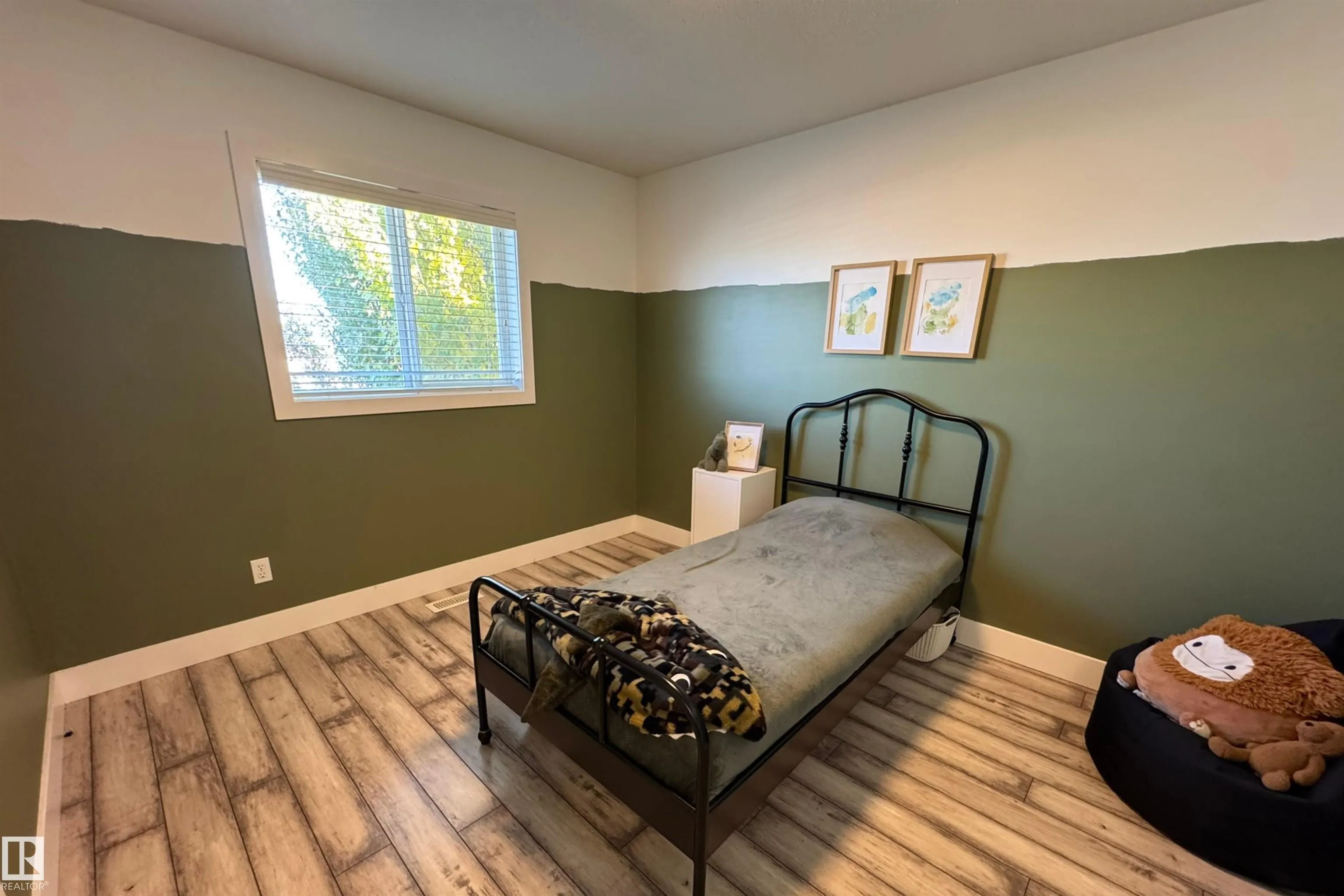 73 SUNFLOWER Crescent