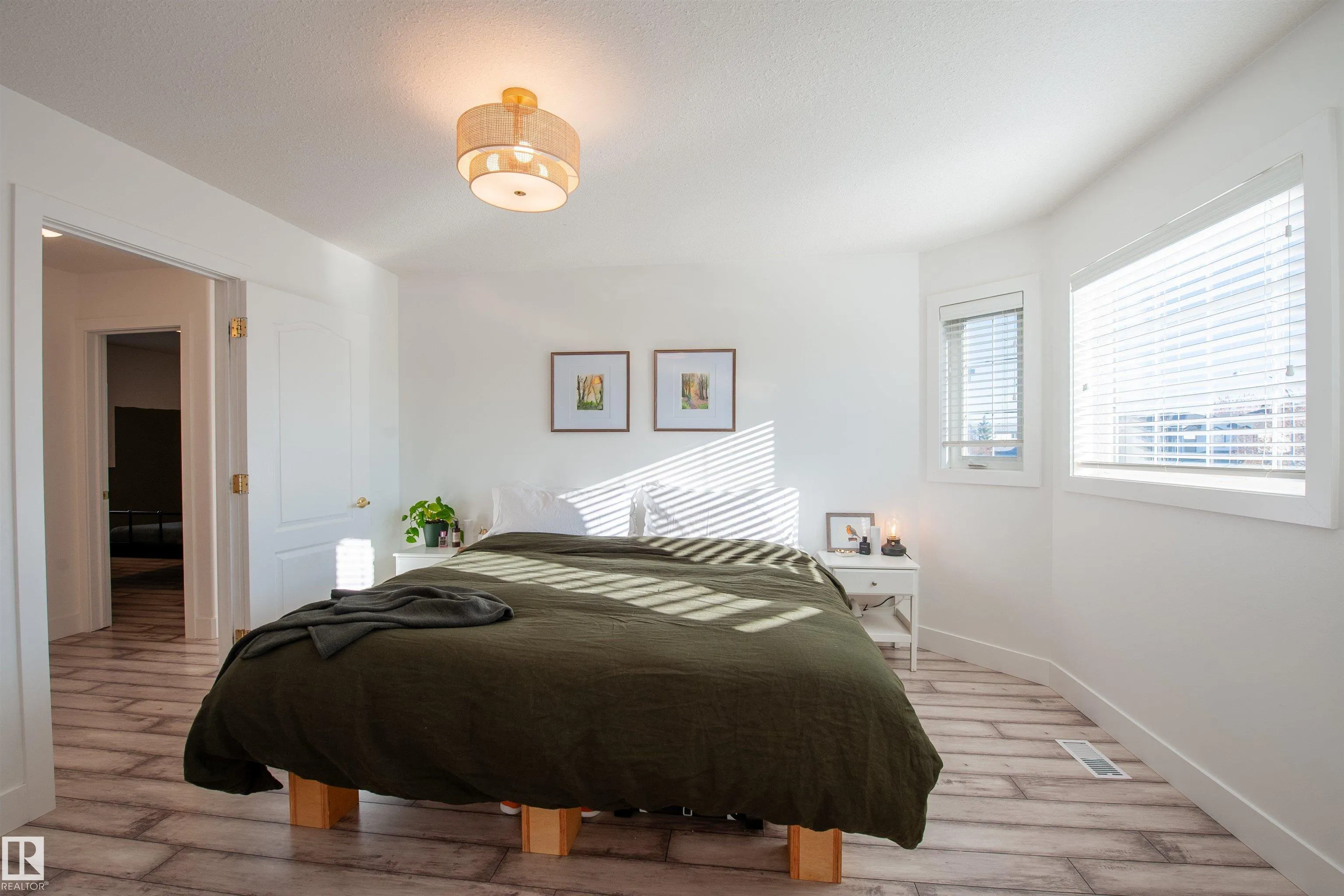 73 SUNFLOWER Crescent