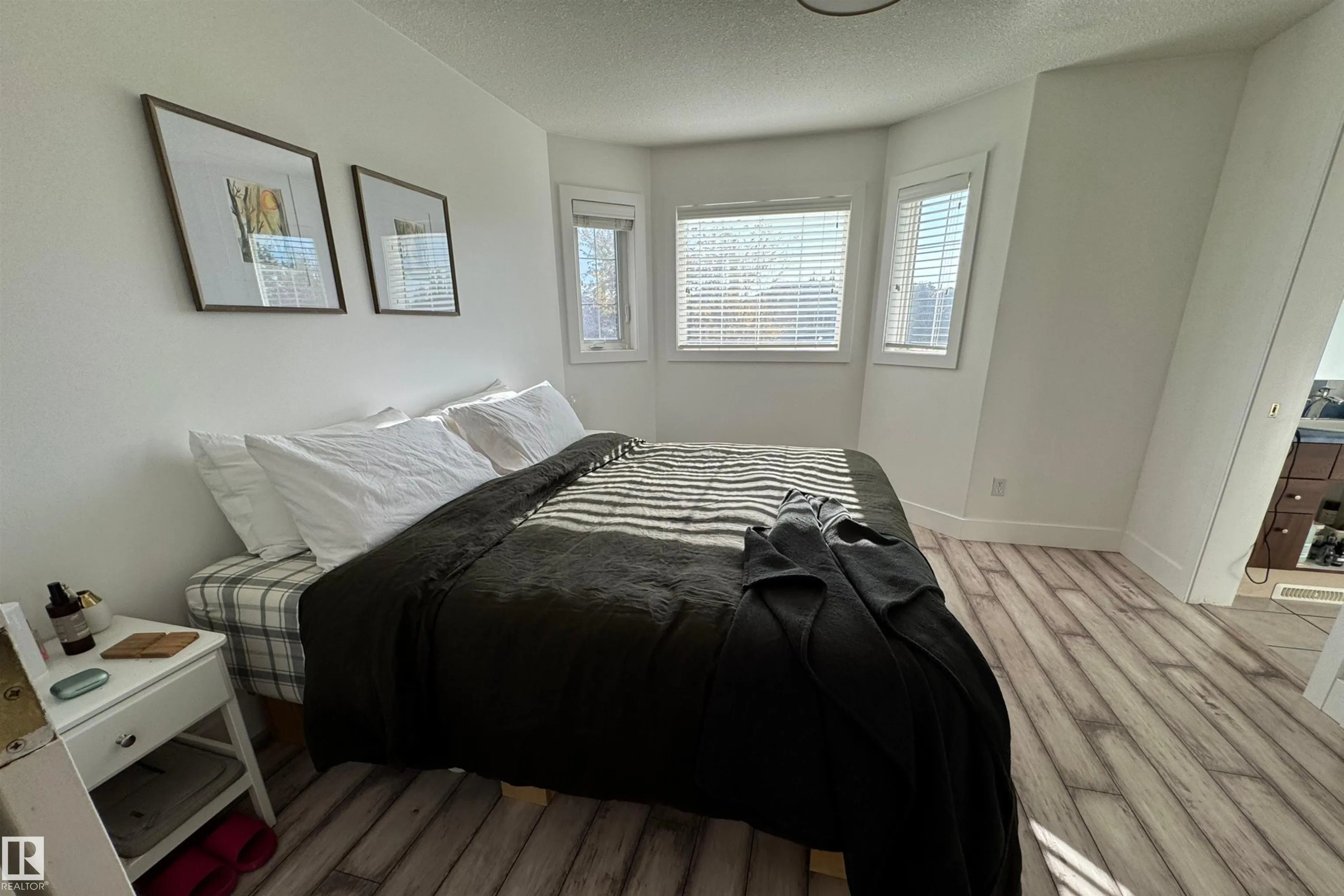 73 SUNFLOWER Crescent