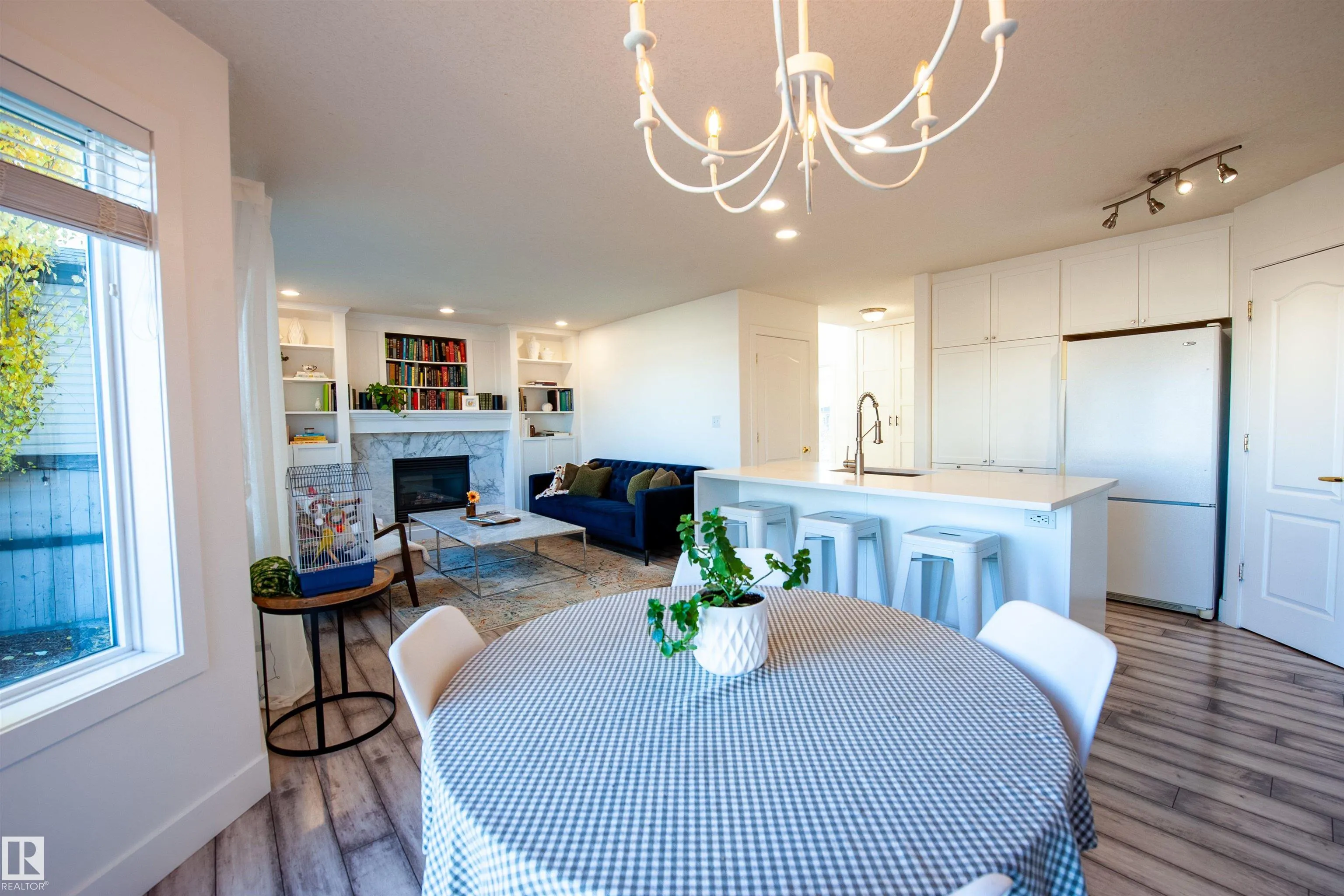 73 SUNFLOWER Crescent