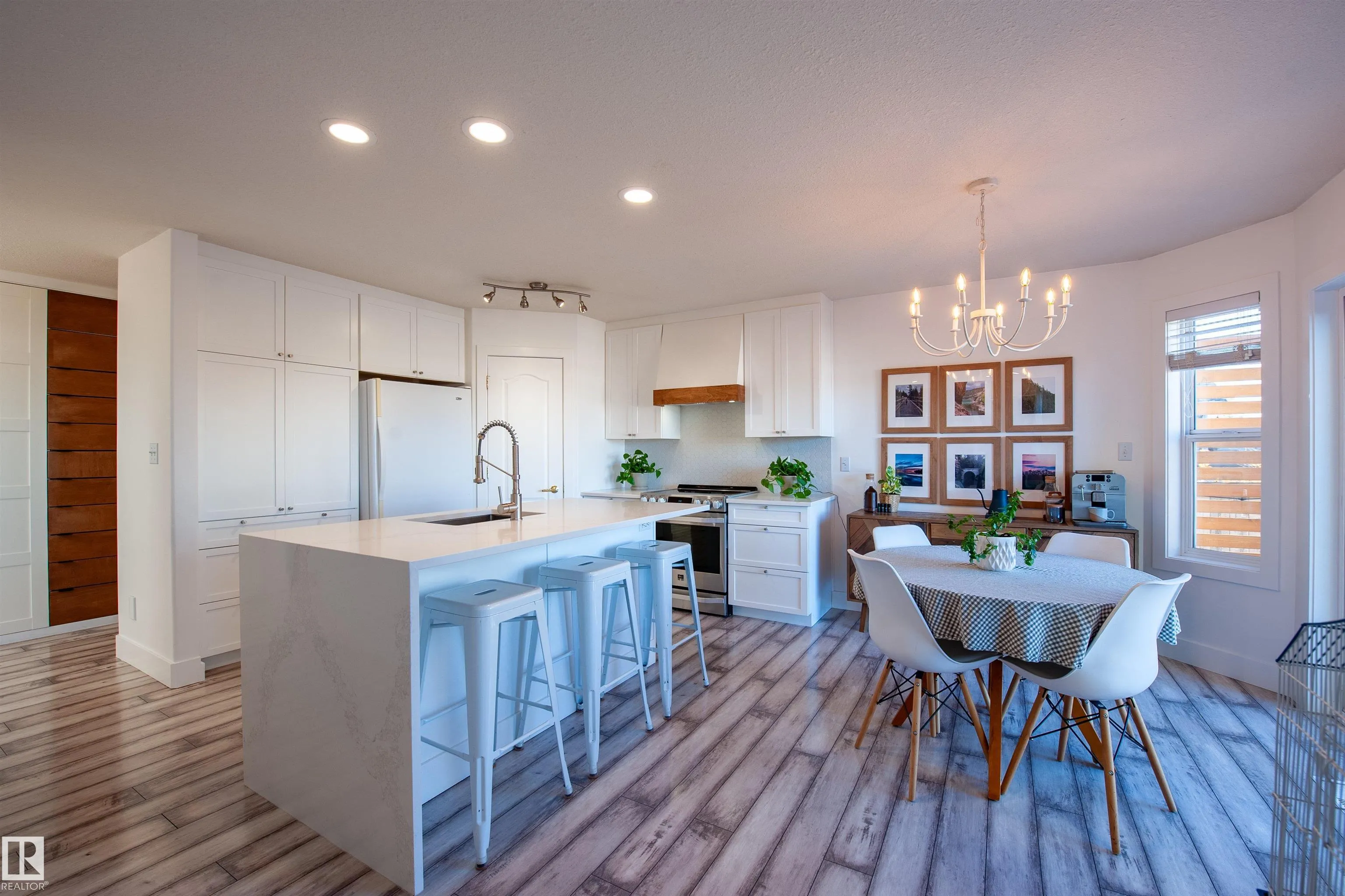 73 SUNFLOWER Crescent